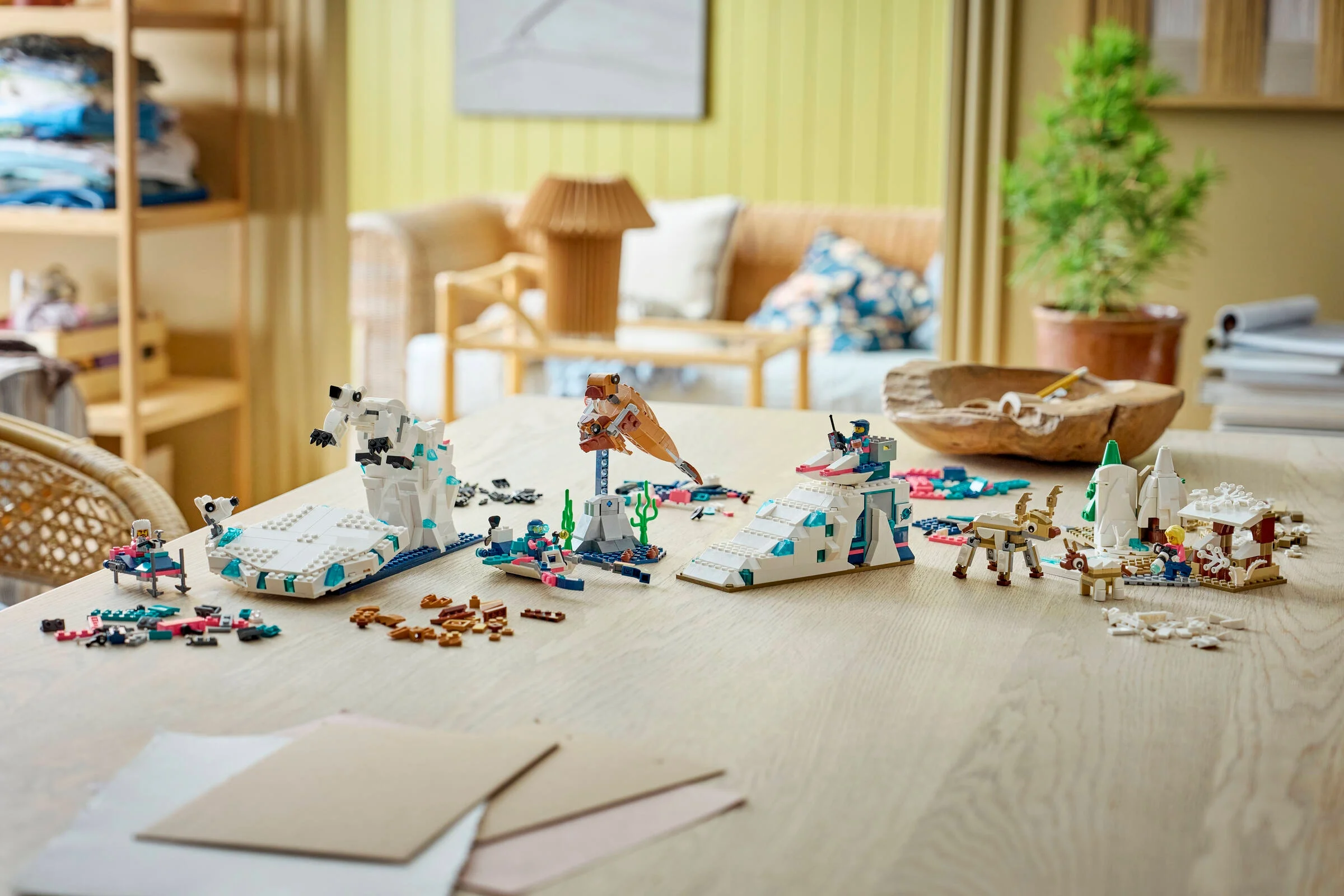 Setul LEGO 45203 prezintă diverse animale arctice și peisaje construite din cărămizi LEGO.