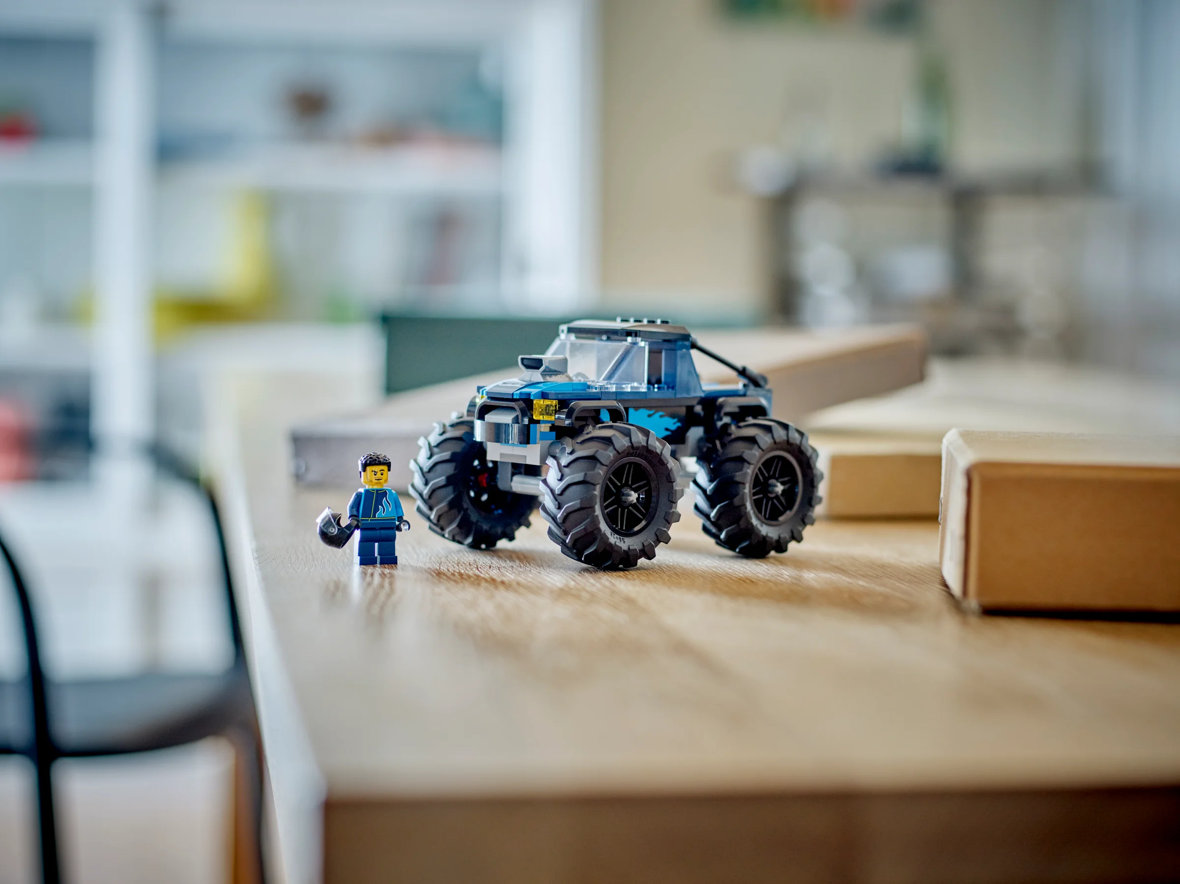 Monster Truck albastru cu minifigurină. Jucărie pentru copii pasionați de mașini.