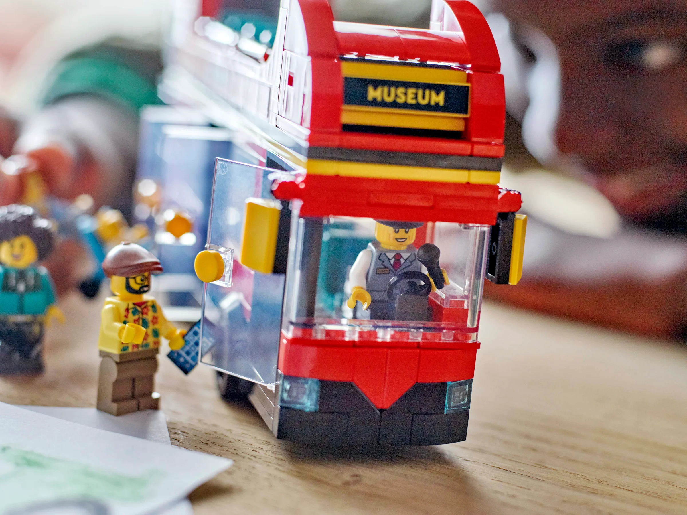 Prim-plan al autobuzului turistic cu etaj, cu minifigurinele incluse în set. Distractiv!