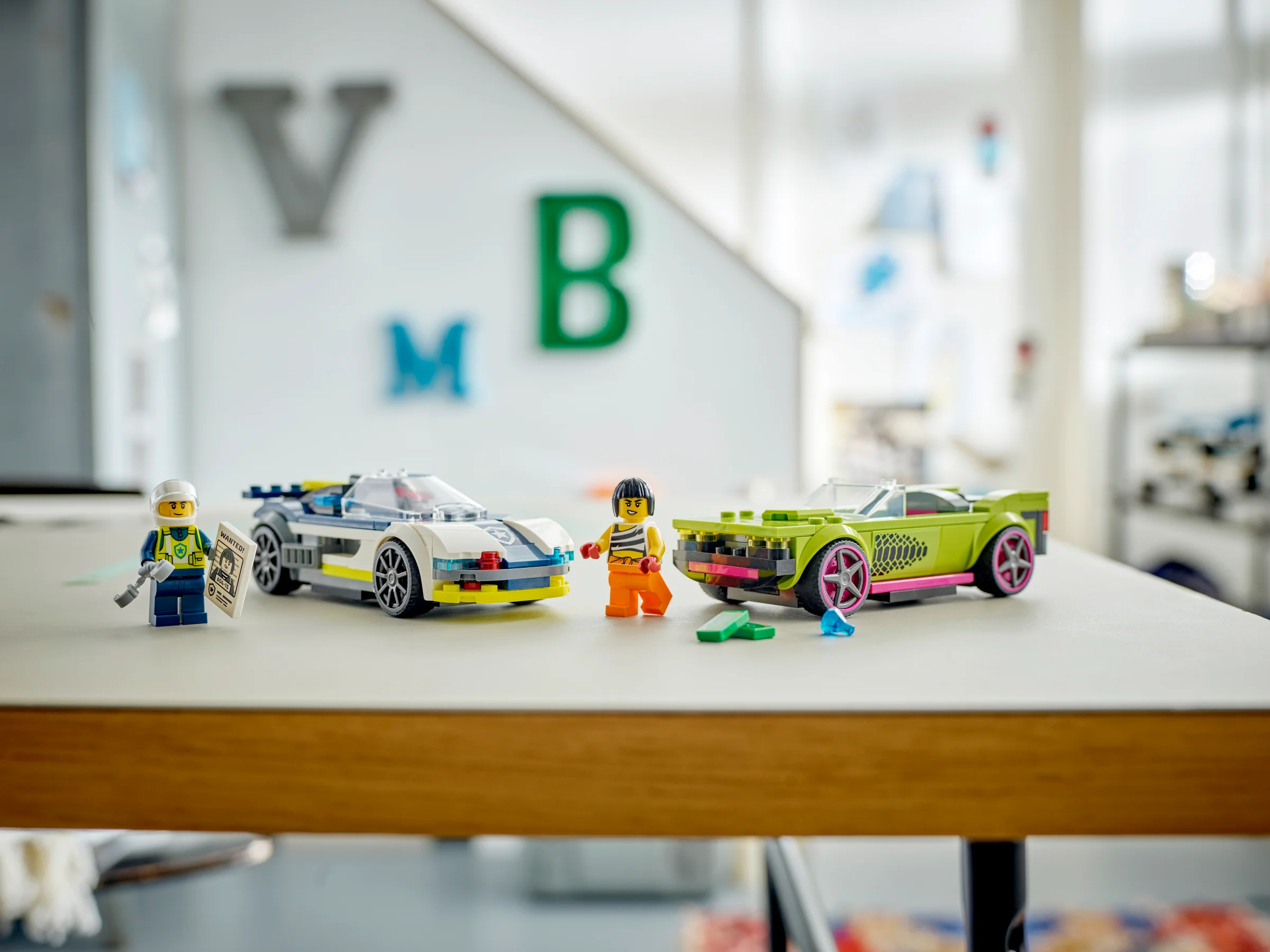 Imagine cu mașina de poliție și mașina muscle din setul LEGO 60415, cu minifigurinele incluse.