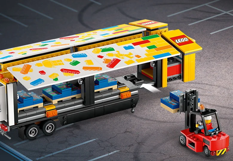 Camion de livrare LEGO cu stivuitor, cutii și grafică colorată cu cărămizi LEGO. 