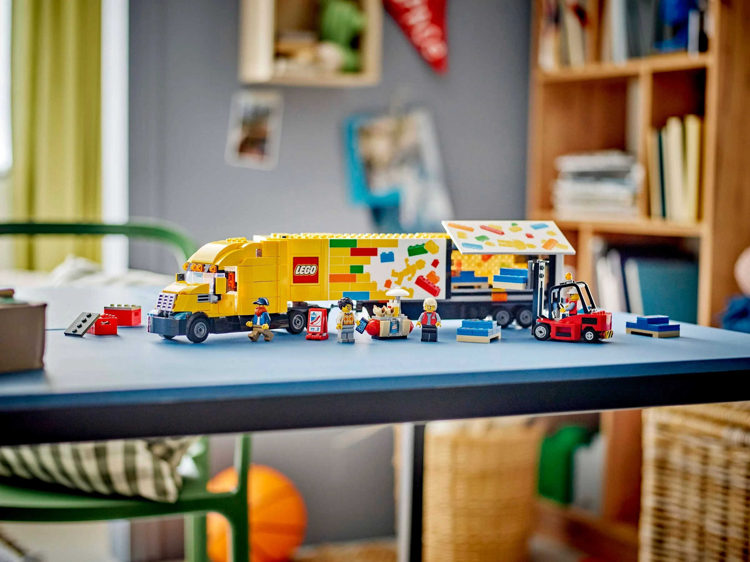 Imagine cu camionul de livrare LEGO 60440 și minifigurinele, într-o scenă interioară.