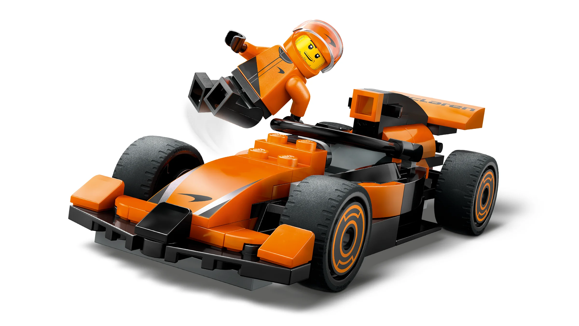 Mașină de curse McLaren portocalie cu minifigurină pilot sărind deasupra. O jucărie incitantă!