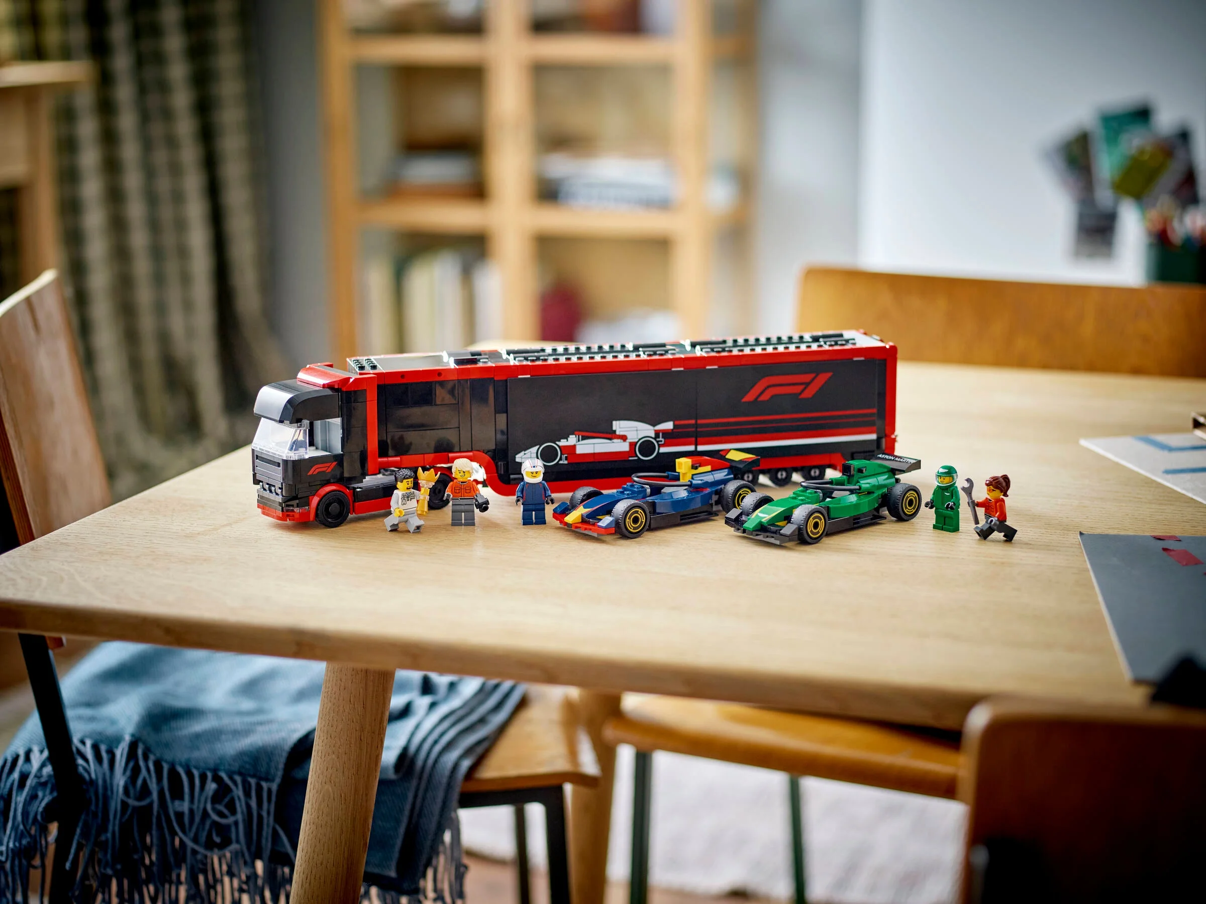 Prezentare detaliată a camionului F1 și a mașinilor RB20 și AMR24, set LEGO City 60445.