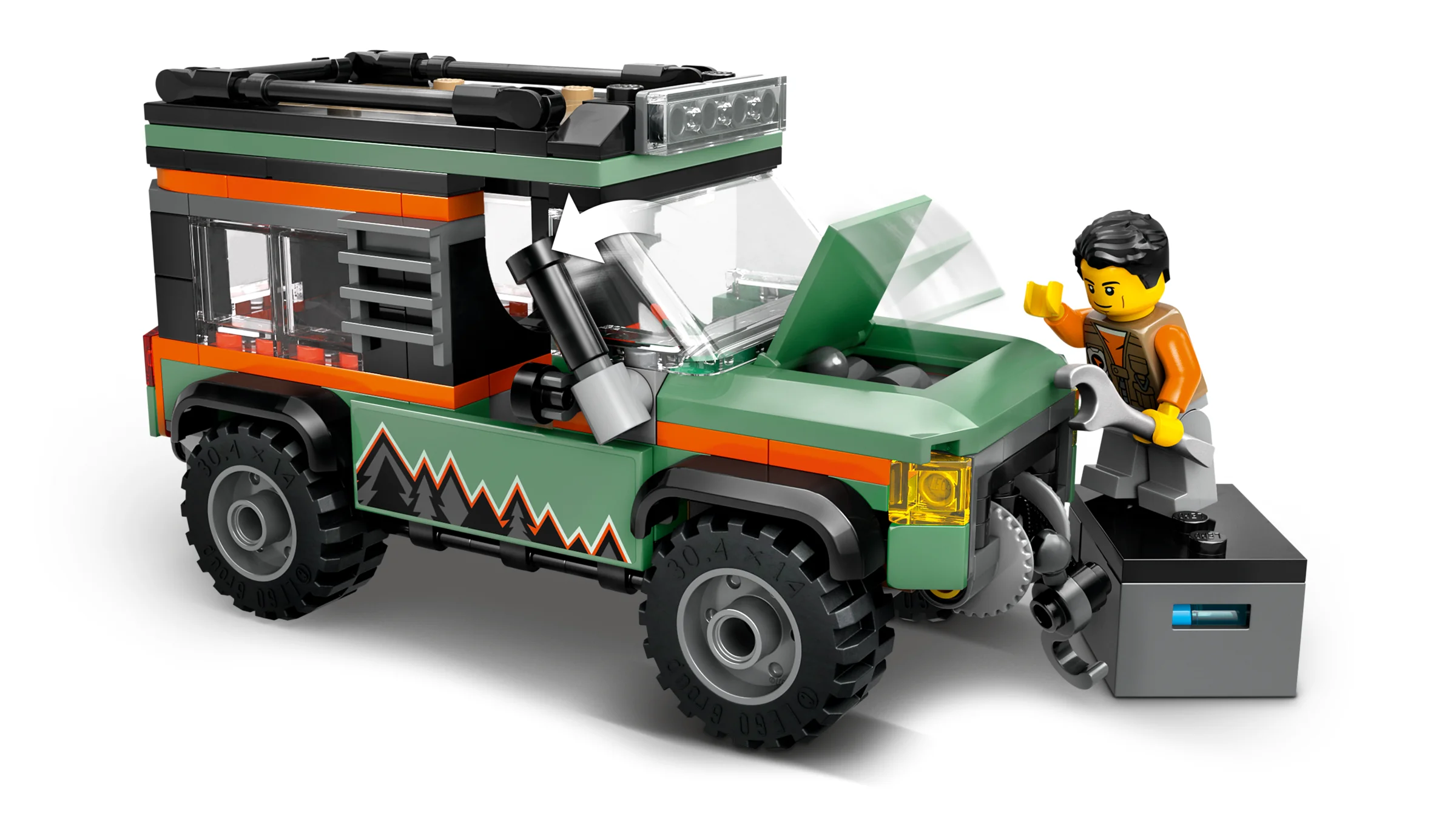 Camion montan robust, cu mecanic și motor deschis. Ideal pentru aventuri off-road.