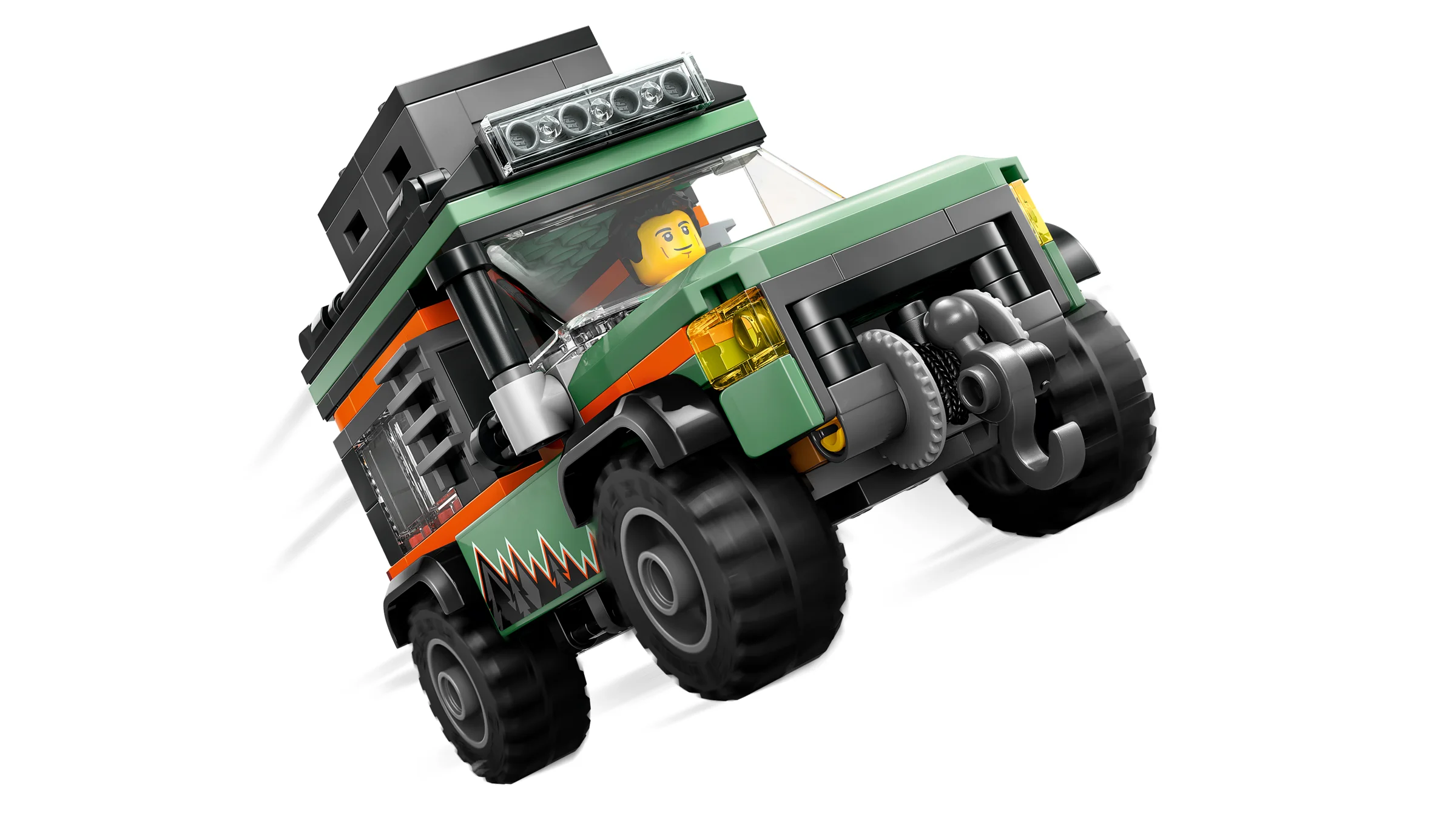 Imagine cu camionul off-road verde (60447), cu troliu și minifigurină la volan. Detaliu la anvelope.