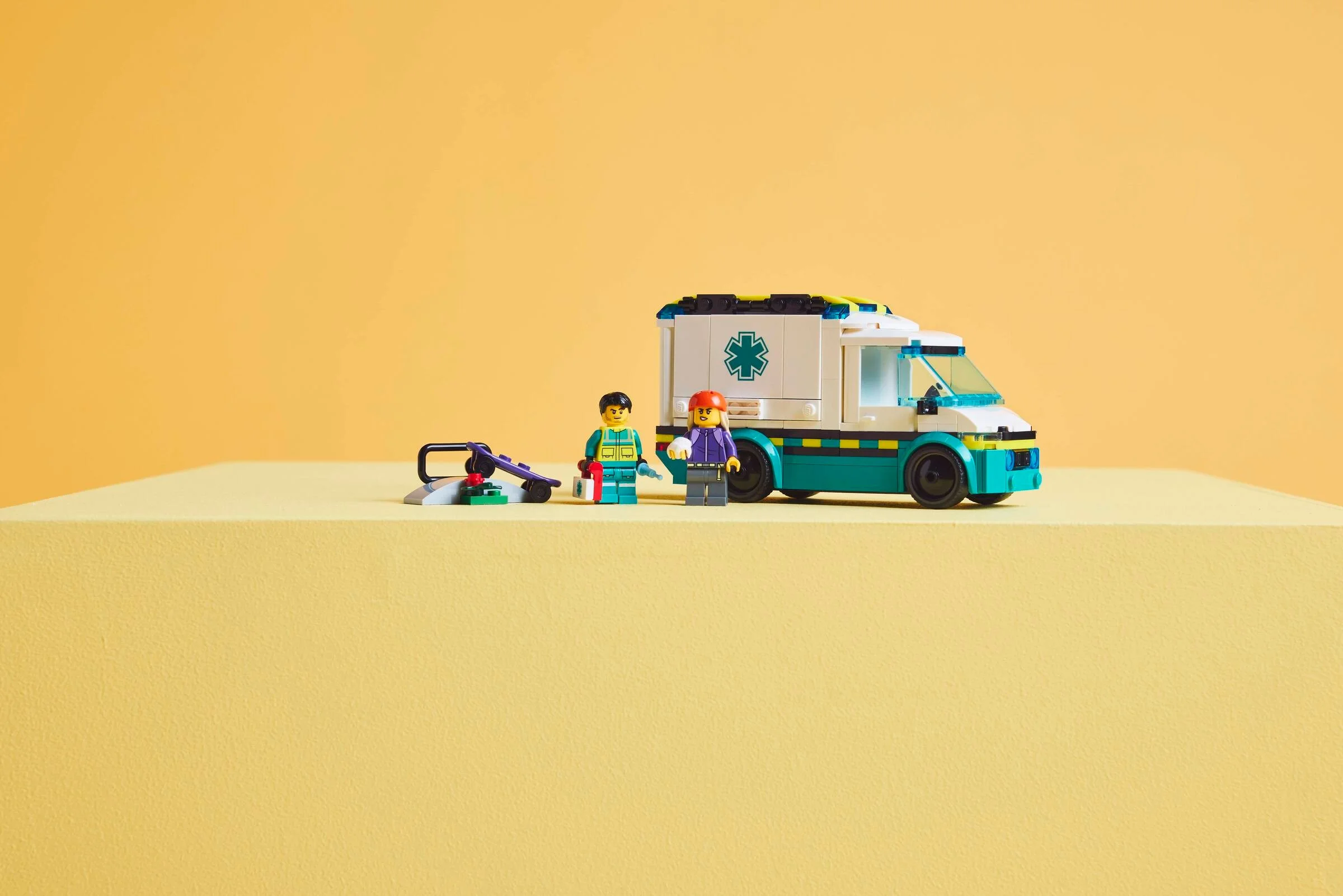 Ambulanța LEGO City 60451, cu minifigurine și accesorii medicale. Set distractiv pentru copii.