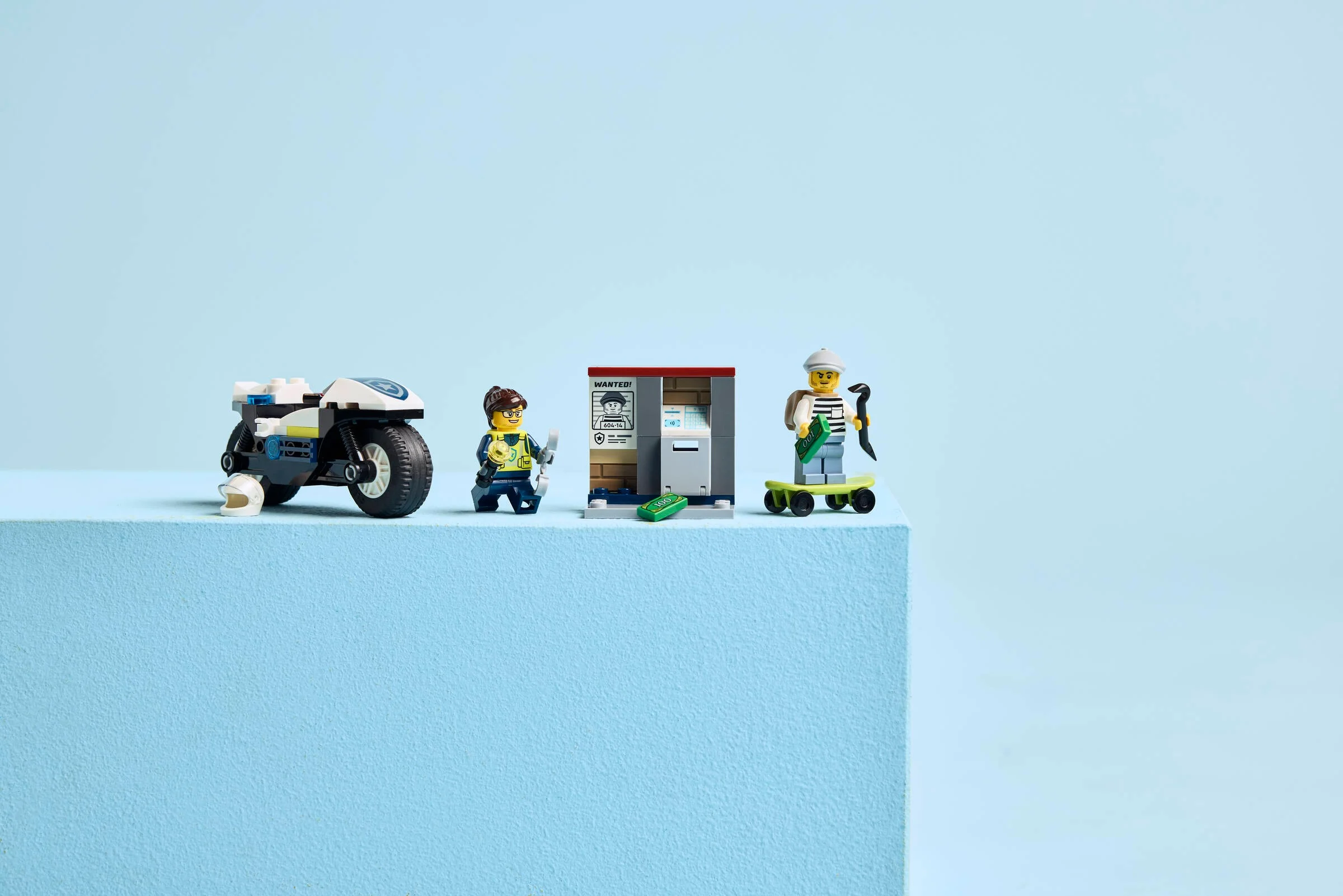 Prezentare a setului 60455, cu motocicleta de poliție, minifigurine și bancomat. Aspect curat și detaliat.