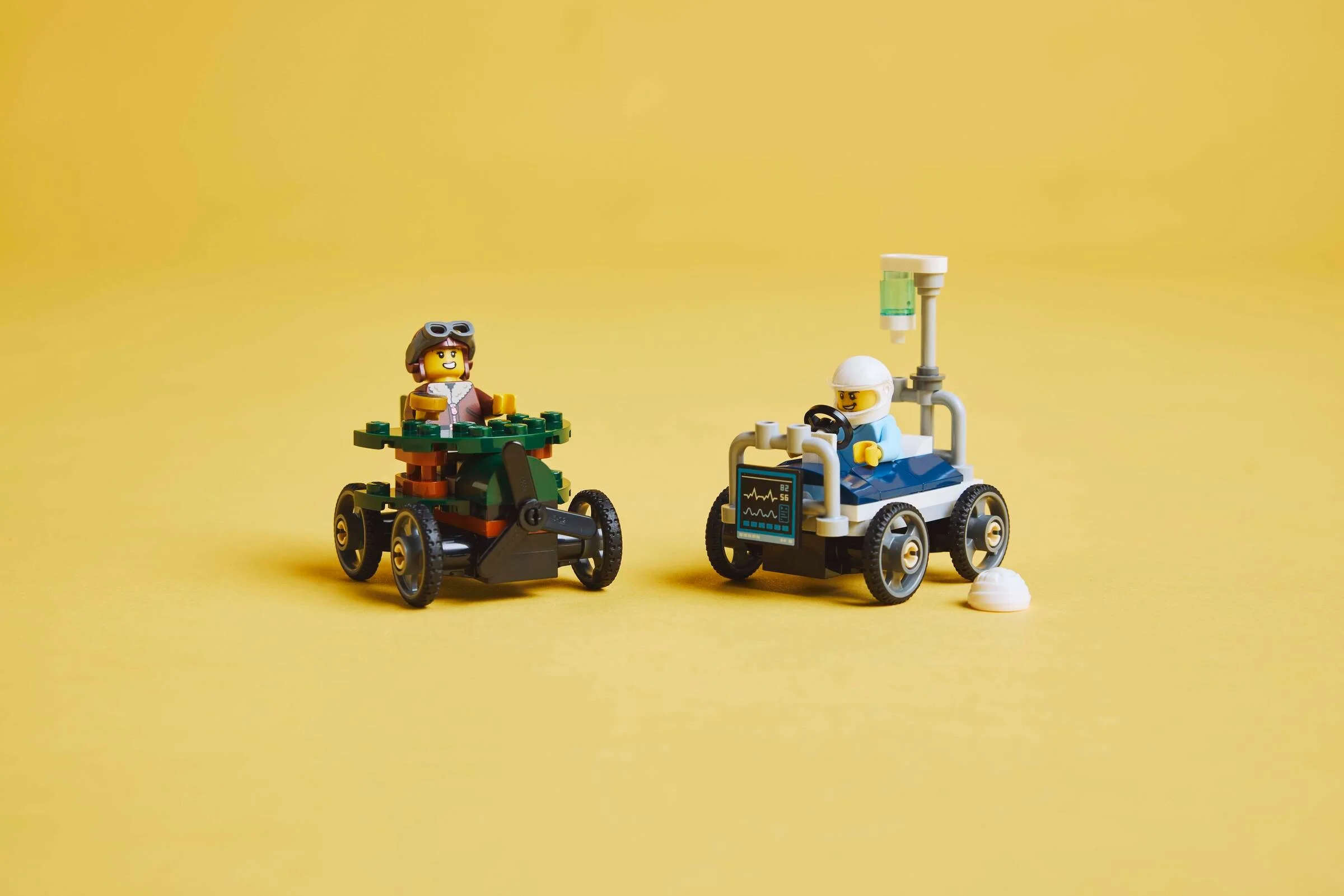 Imagine cu setul LEGO 60459, prezentând mașina de curse avion și patul de spital. Set atrăgător.