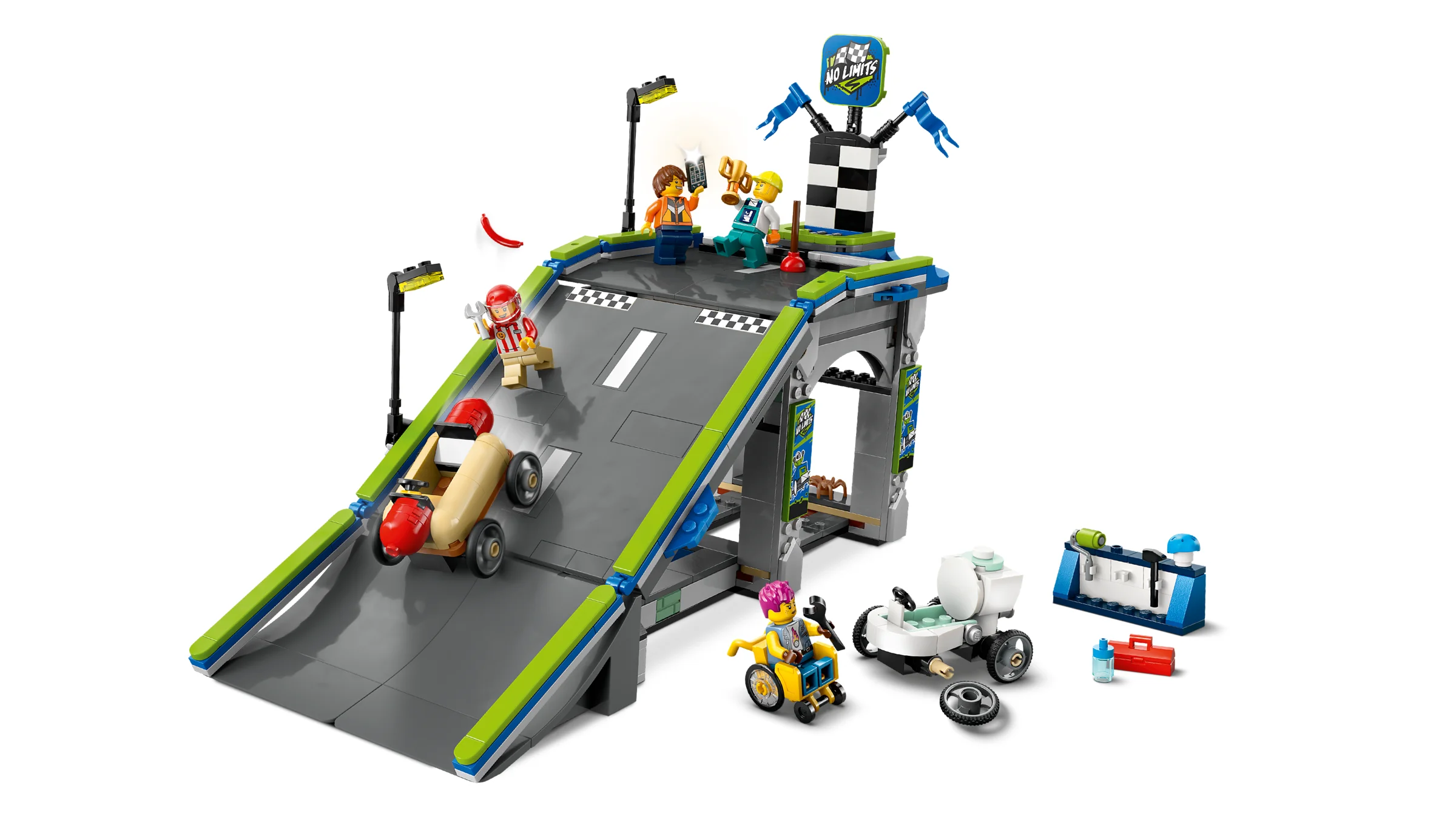 Set LEGO City 60460: Pistă de curse cu rampă, prezentând mașini și minifigurine.
