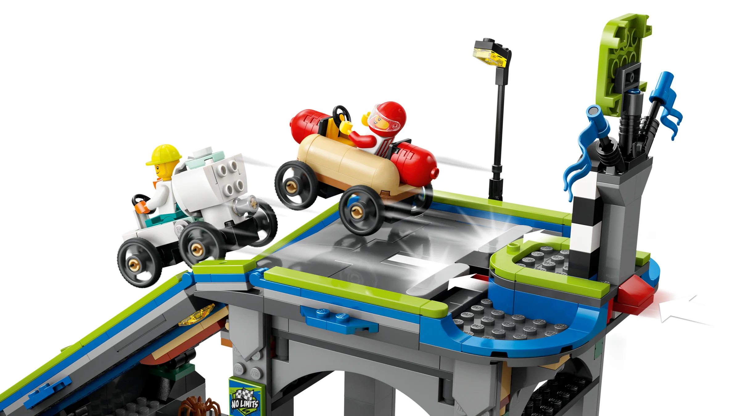 Setul LEGO City 60460 prezintă o pistă de curse cu rampe și două mașini de curse.