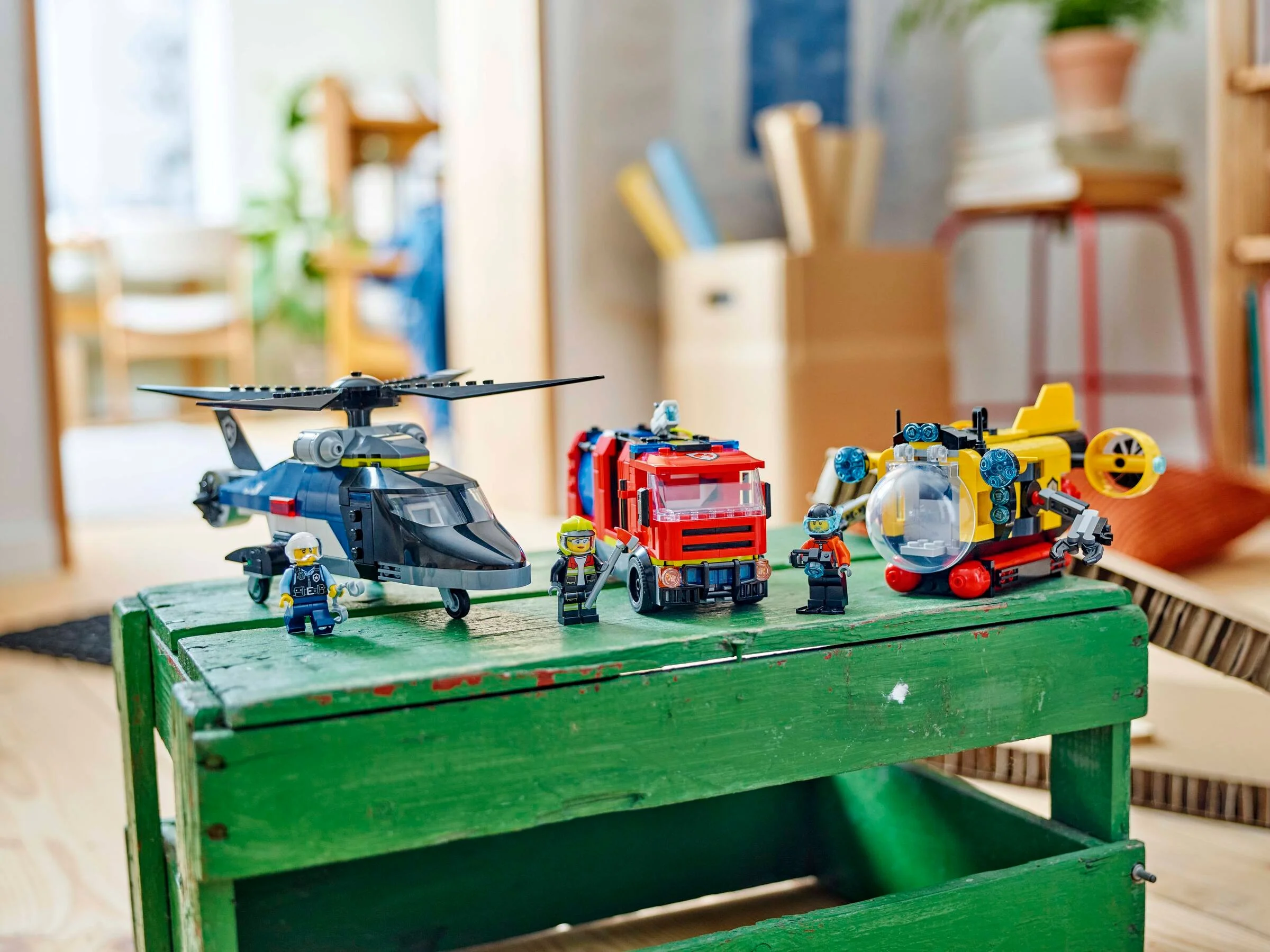Imagine cu elicopterul, camionul de pompieri și submarinul din setul LEGO City 60462.