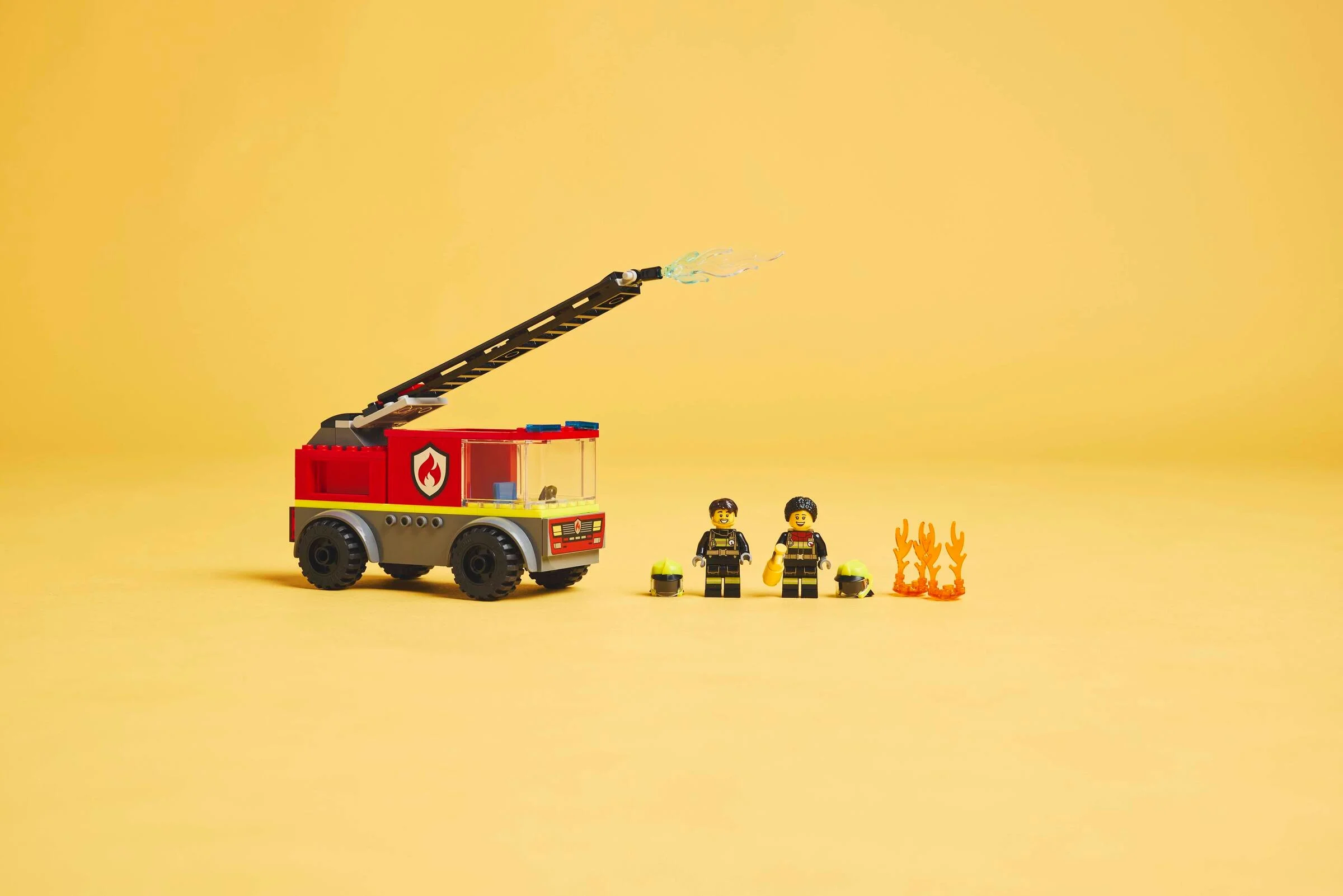 Imagine cu camionul de pompieri și minifigurinele LEGO City. Set atractiv pentru copii.