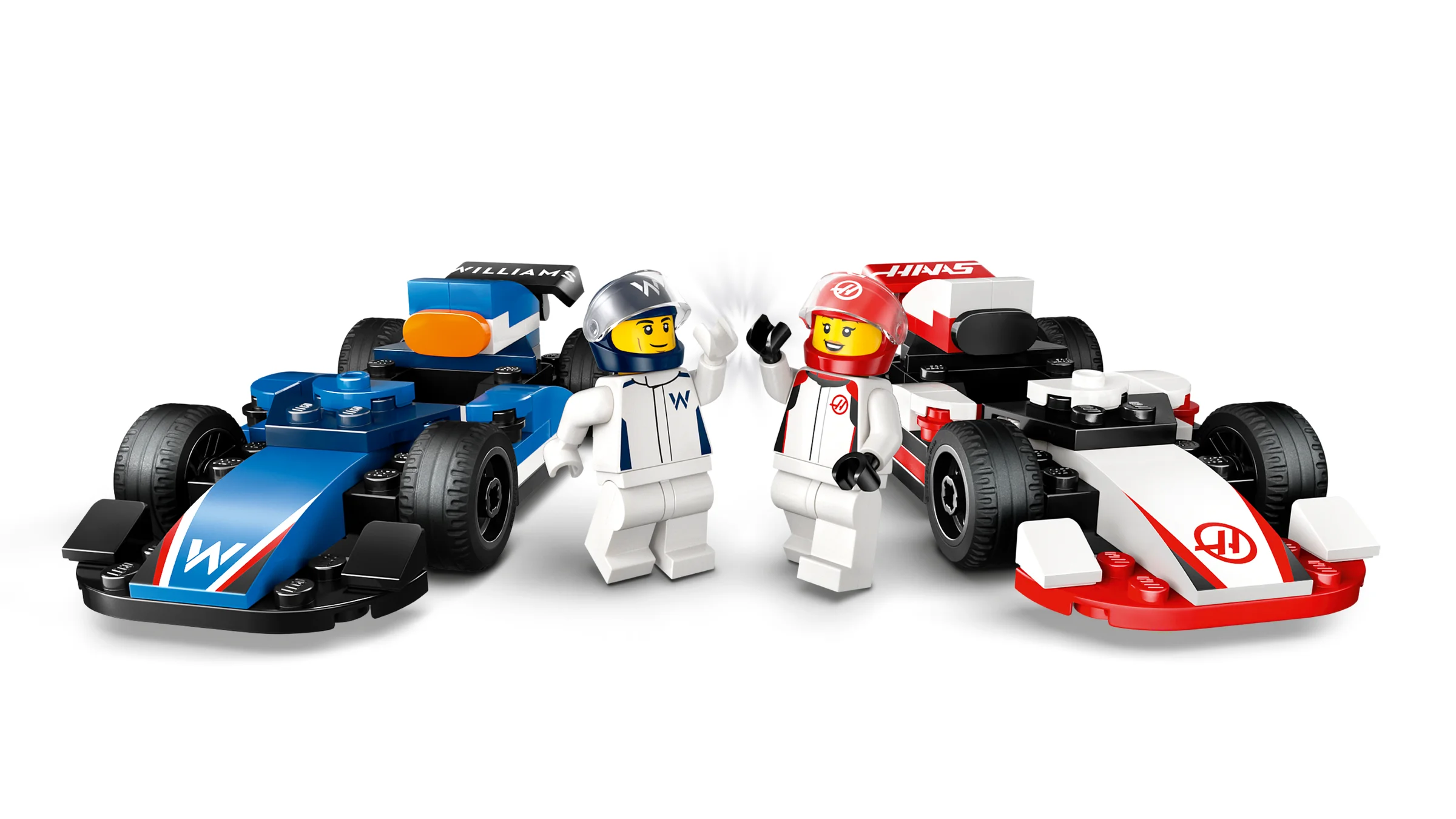 Două mașini de curse F1 și două minifigurine cu costume de curse și căști.