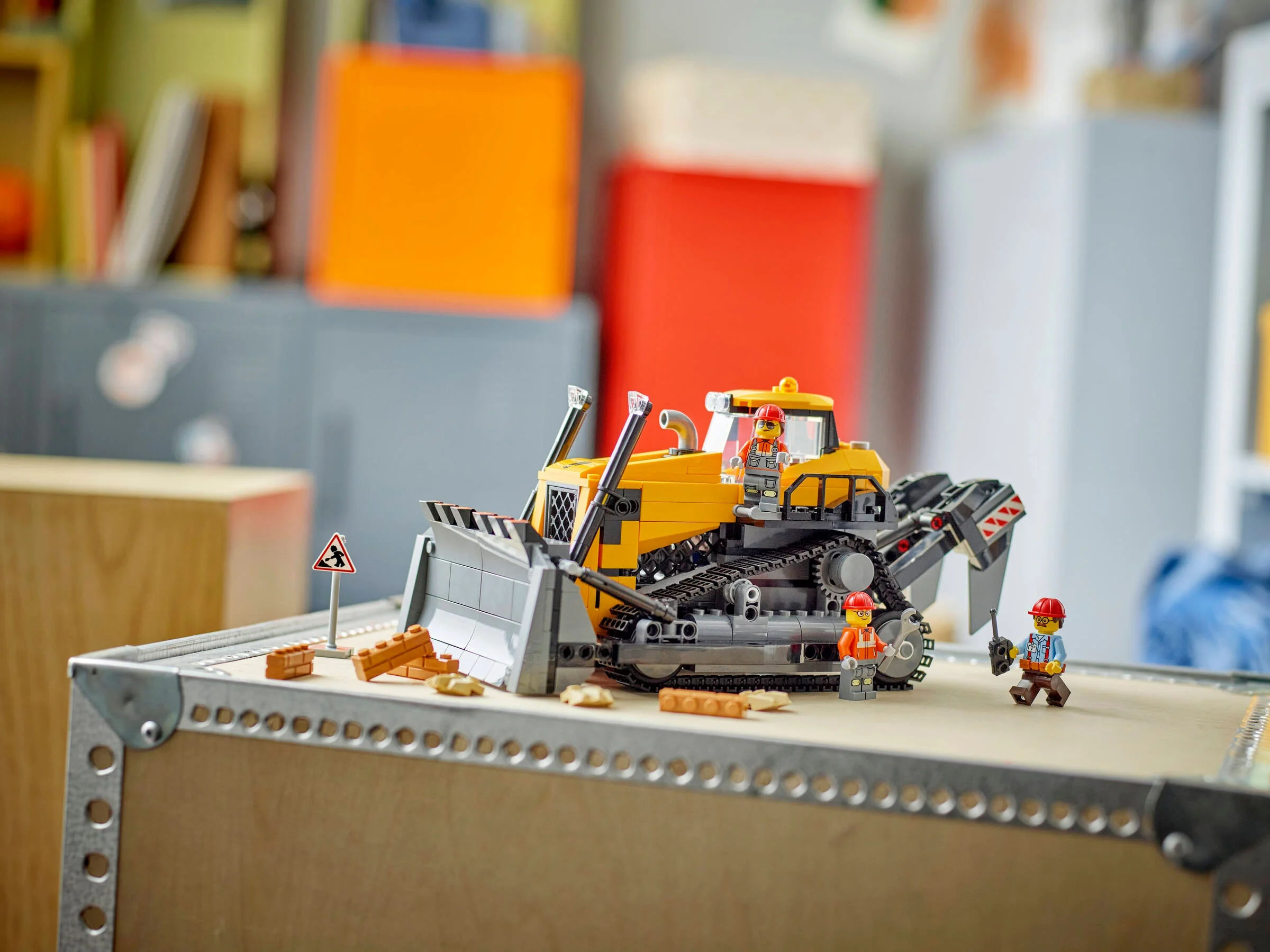 Buldozerul LEGO 60466 City, cu minifigurinele muncitori și obstacole de construcție.