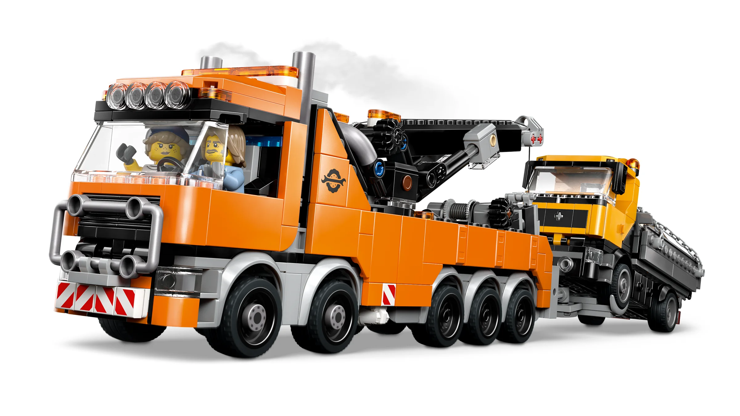 Camion de remorcare portocaliu LEGO City remorcând un camion galben, cu minifigurine la volan.