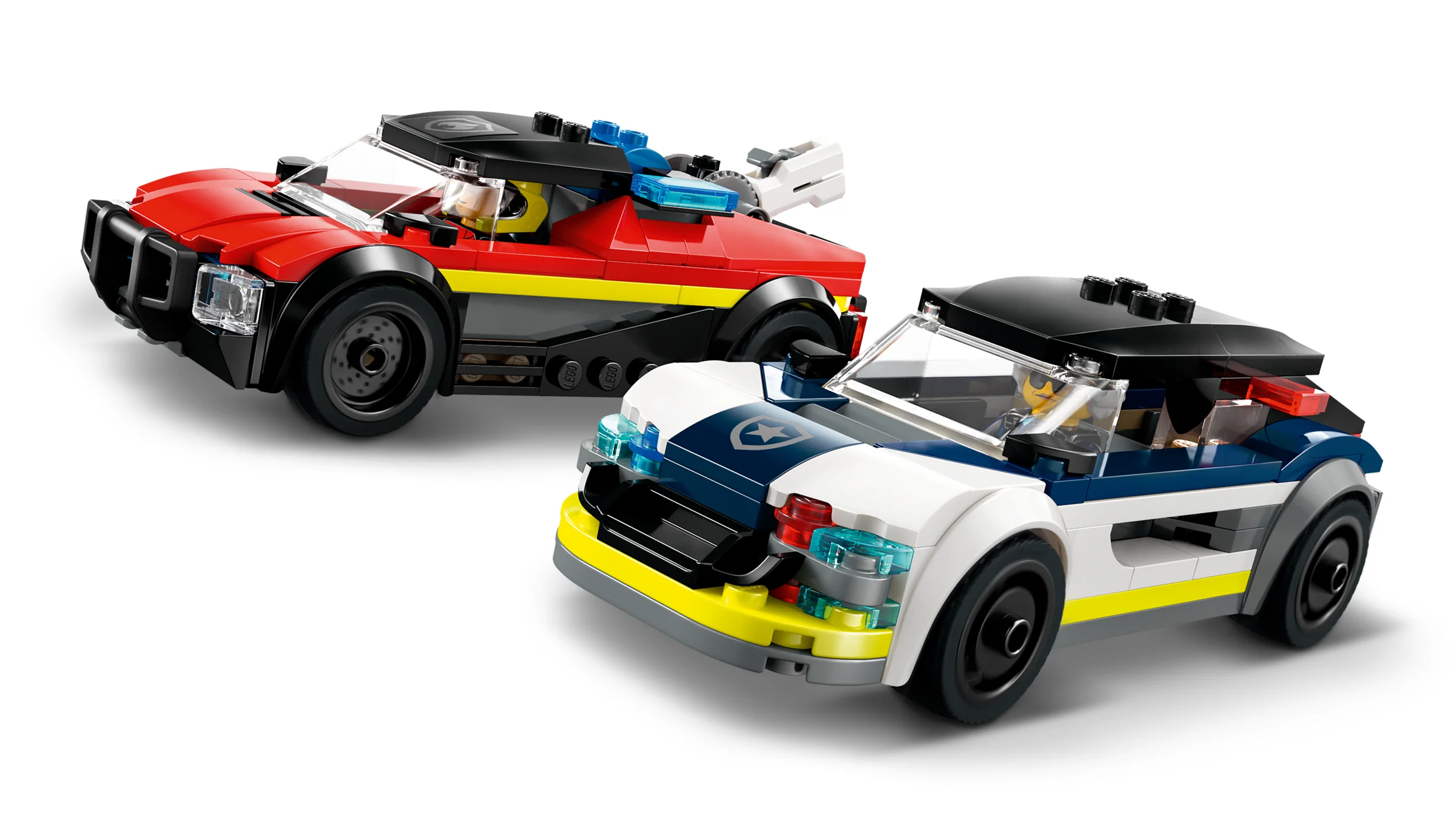Două mașini LEGO City, una de pompieri și una de poliție, arată detaliile construcției.