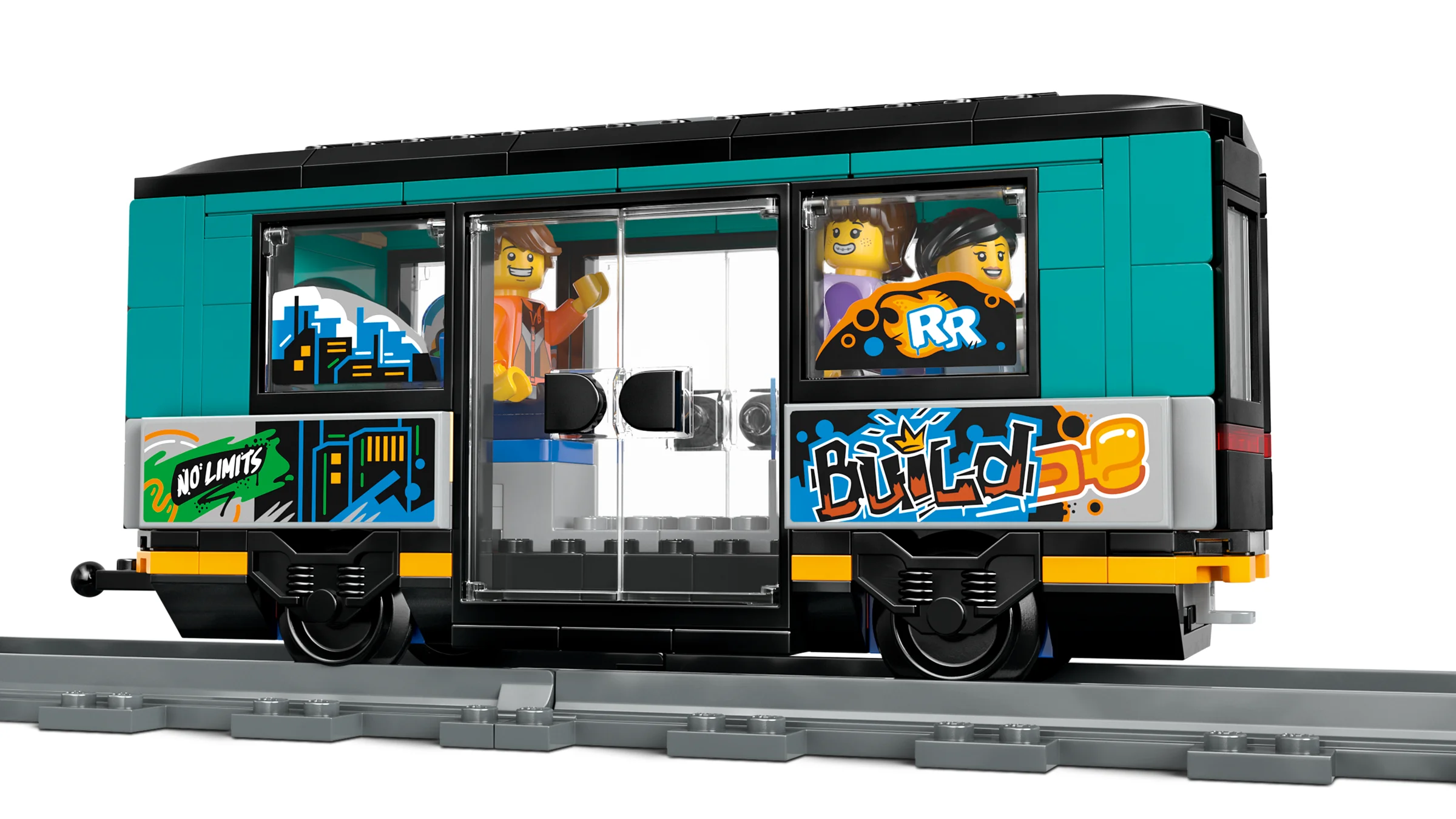 Vedere laterală a trenului urban LEGO, cu graffiti și minifigurine vizibile. Un model colorat și distractiv.