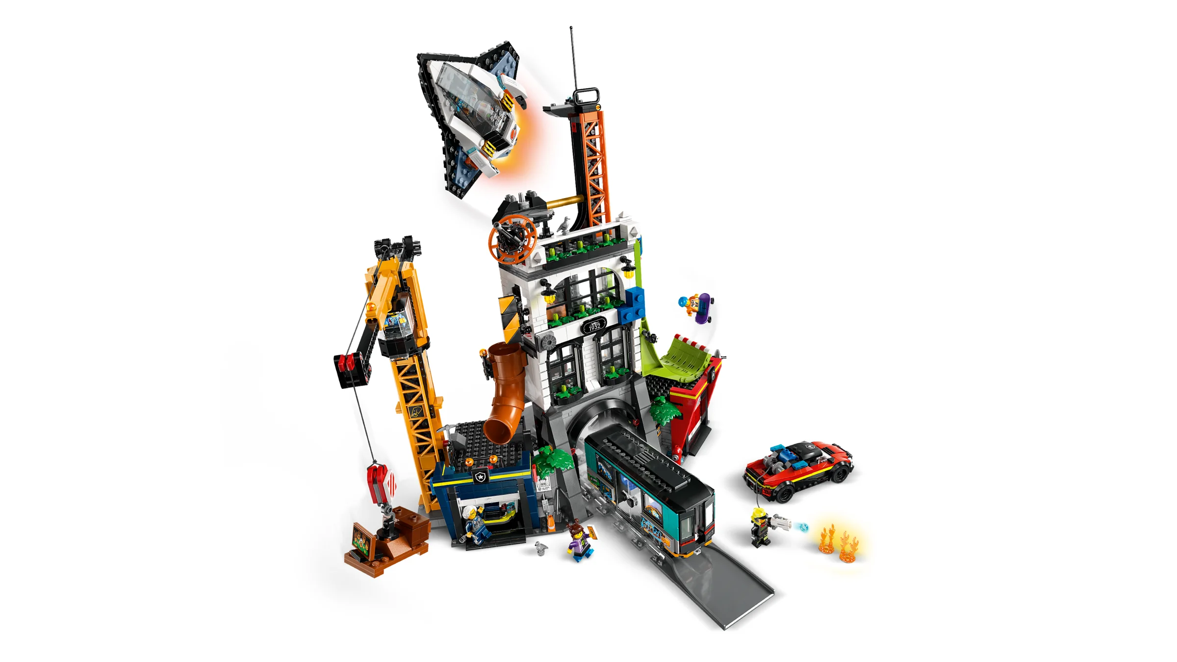 Imagine cu setul LEGO 60473 „The City Tower”, ce prezintă detaliile construcției și minifigurinele incluse.