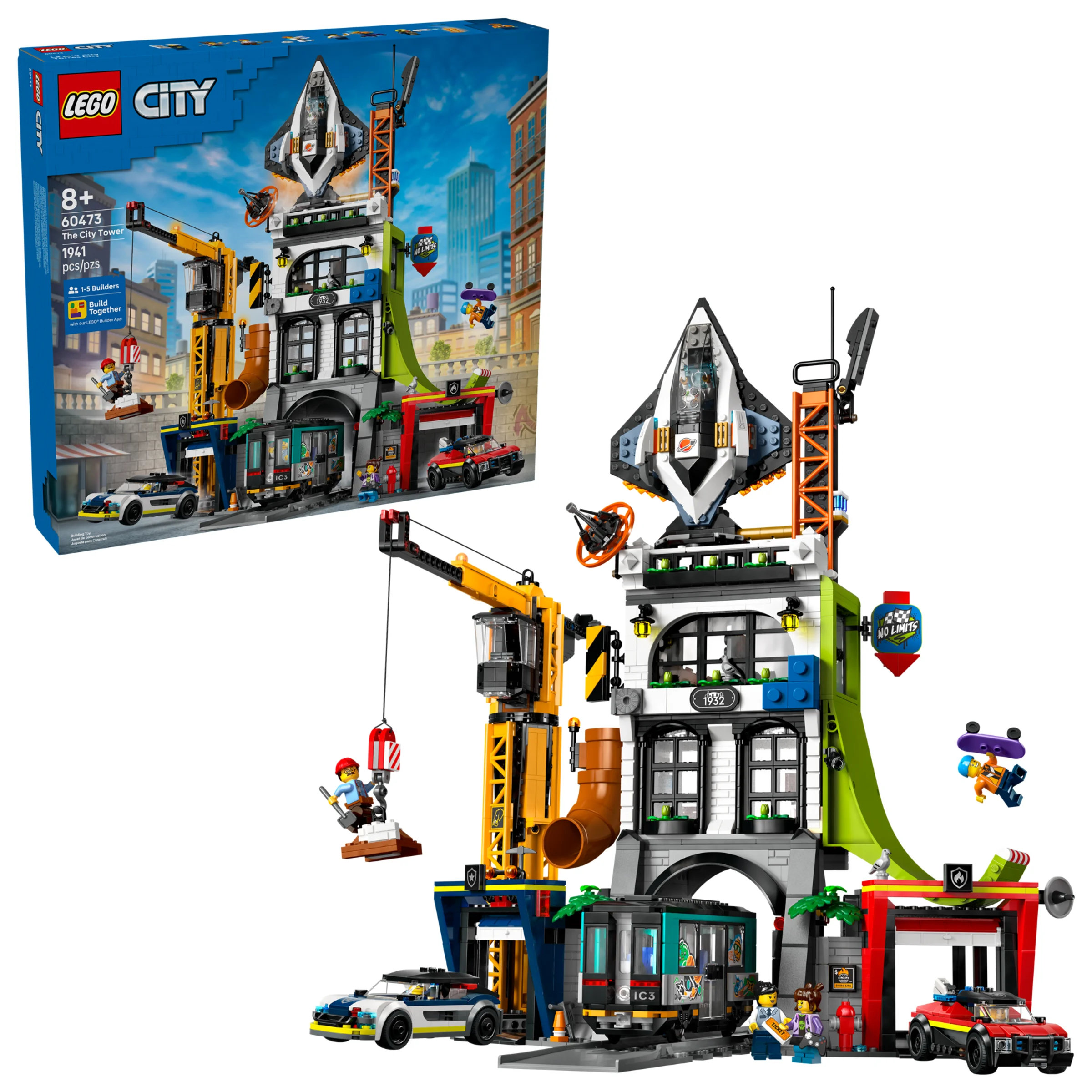 Imagine cu setul LEGO City 60473 „Turnul Orașului”, cu clădire, vehicule și minifigurine diverse.