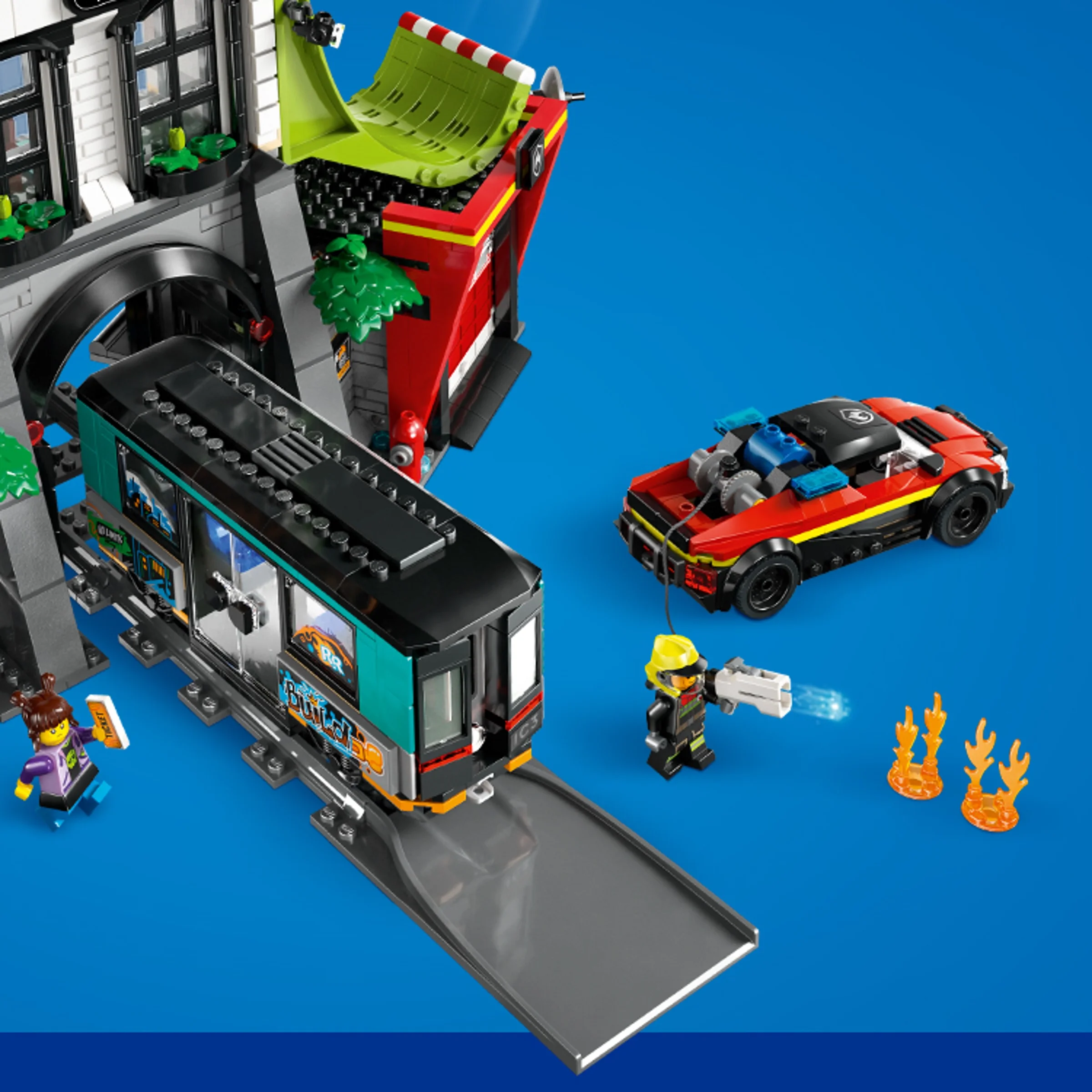 Set LEGO 60473, Turnul Orașului, prezintă tren, mașină de pompieri și minifigurine pe fond albastru.