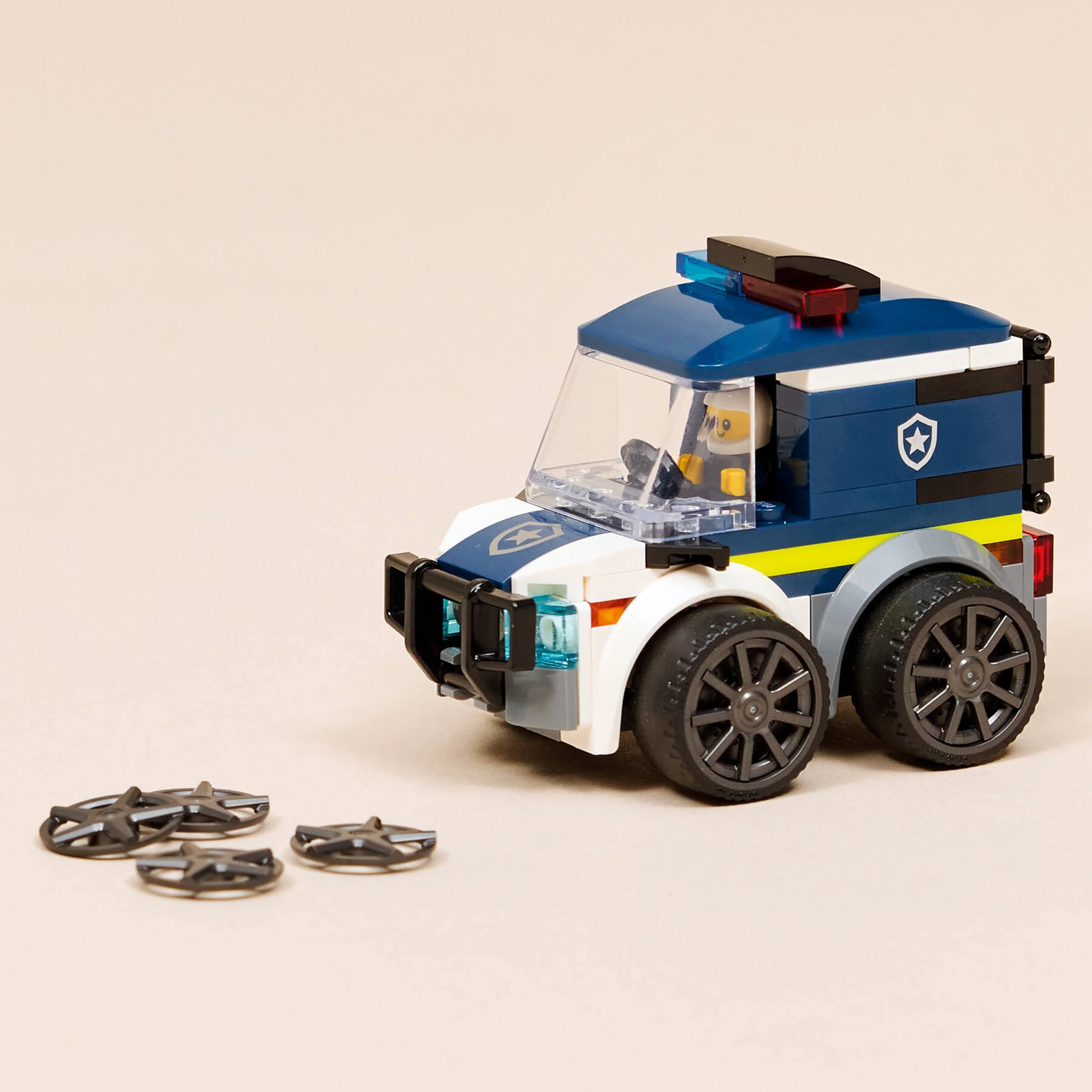 Camion de poliție LEGO City, albastru și alb, cu minifigurină și accesorii radar.