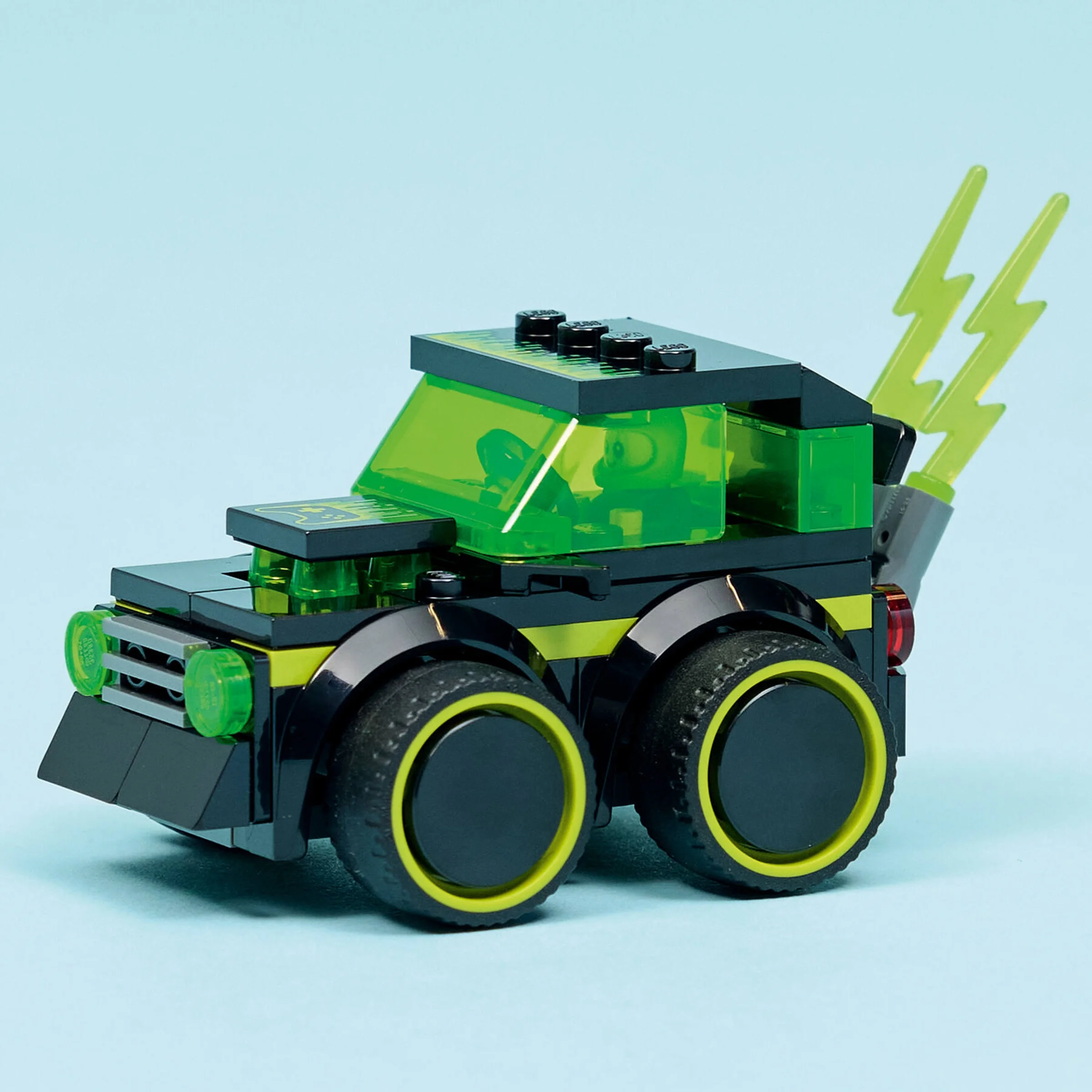 Imagine detaliată a mașinii de gaming LEGO City 60484, cu detalii verzi și negre.