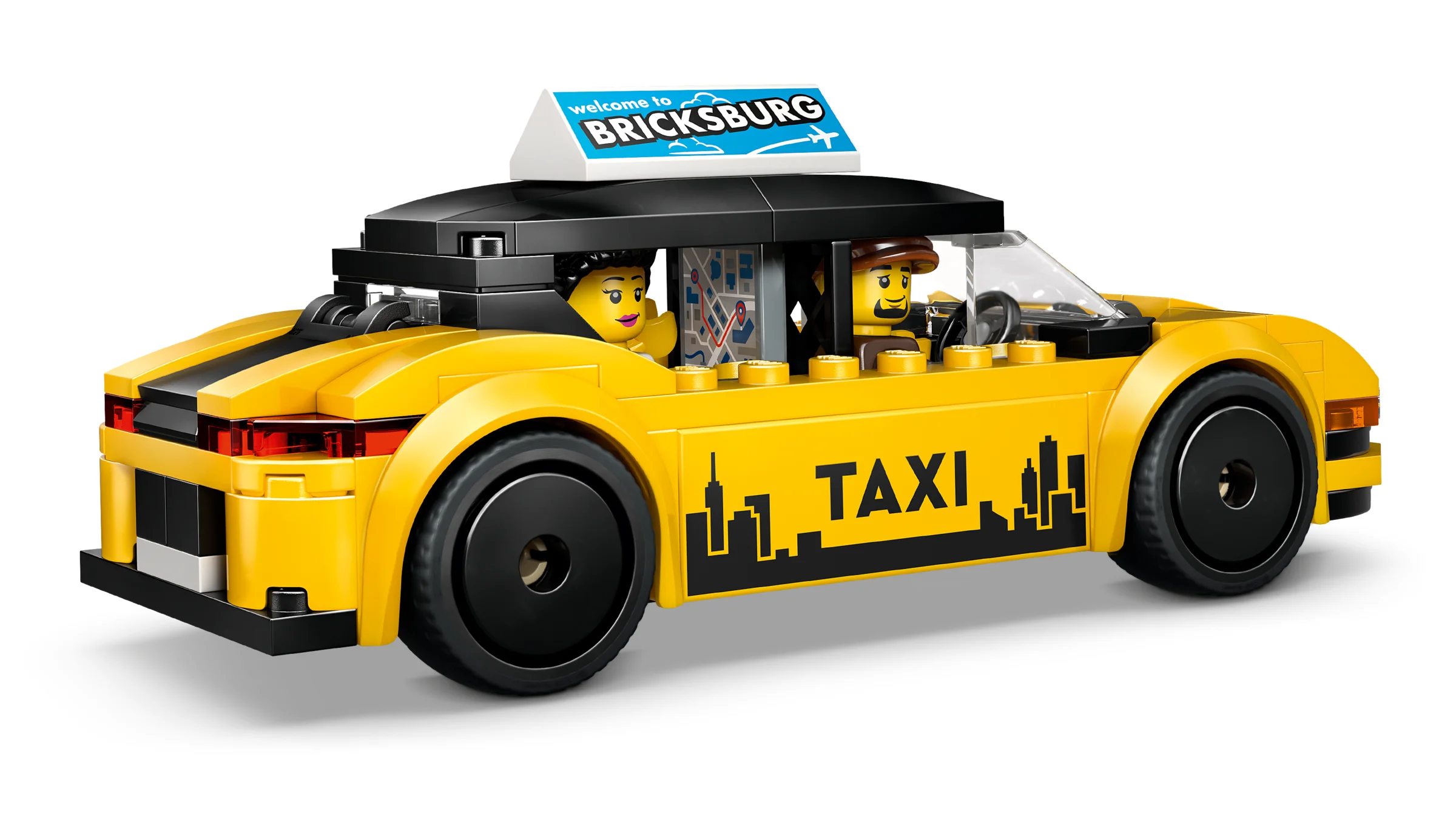 Taxi galben din cărămizi LEGO, cu minifigurine șofer și pasager, inscripția „TAXI” și „BRICKSBURG”.