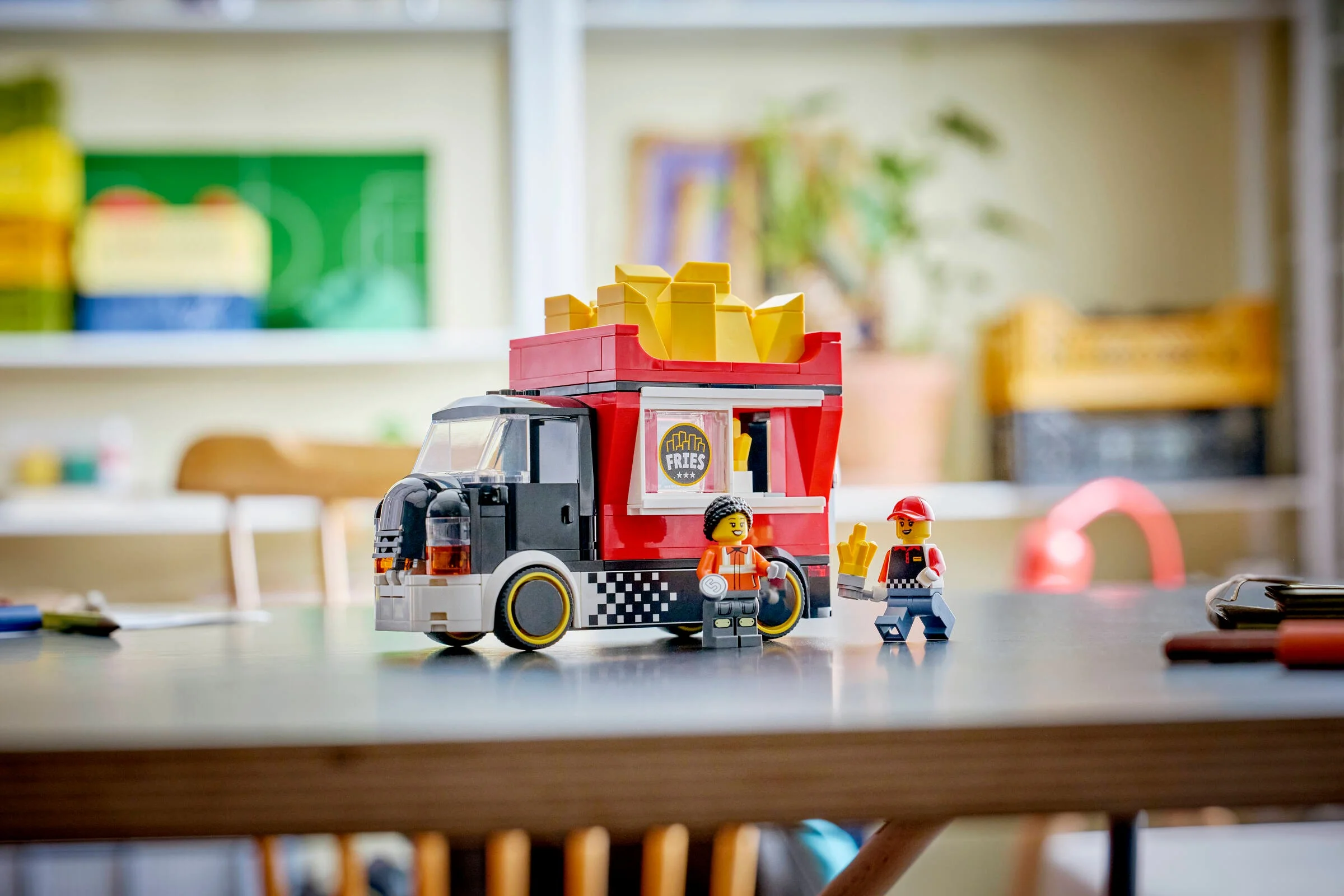 Camionul cu cartofi prăjiți LEGO City 60488, cu minifigurine și detalii. O jucărie distractivă!