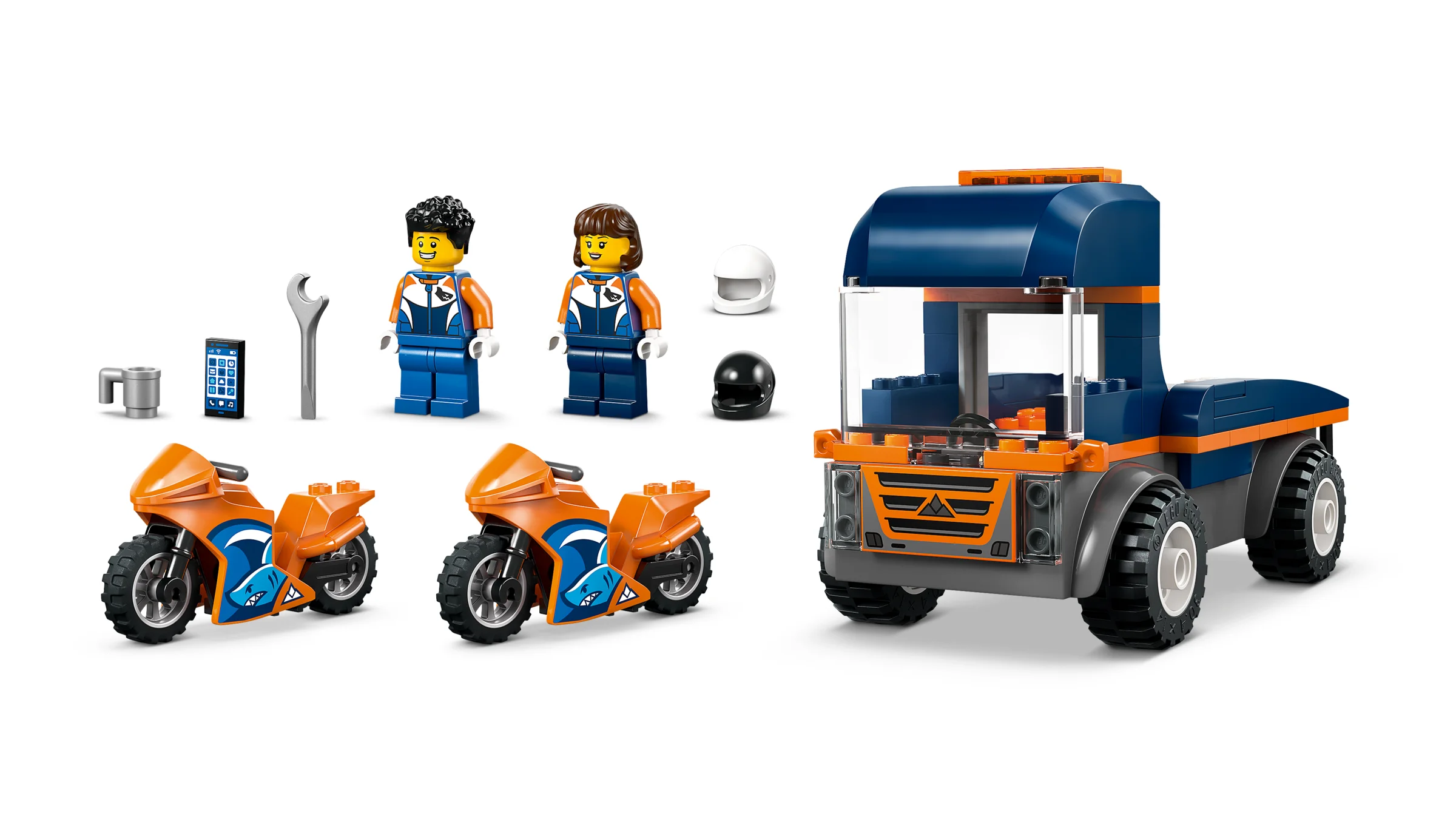 Imagine cu camionul de transport motociclete și minifigurinele incluse în set. Setul are detalii atrăgătoare.