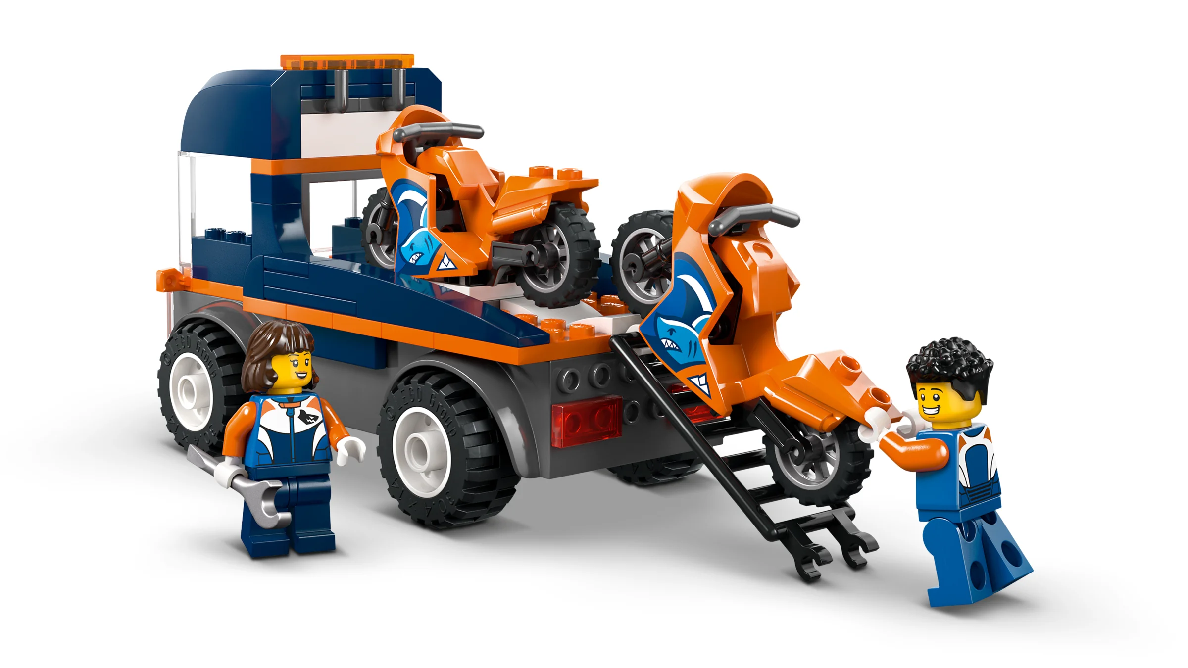 Camionul transportă motocicletele. Include două minifigurine și rampe pentru încărcare.