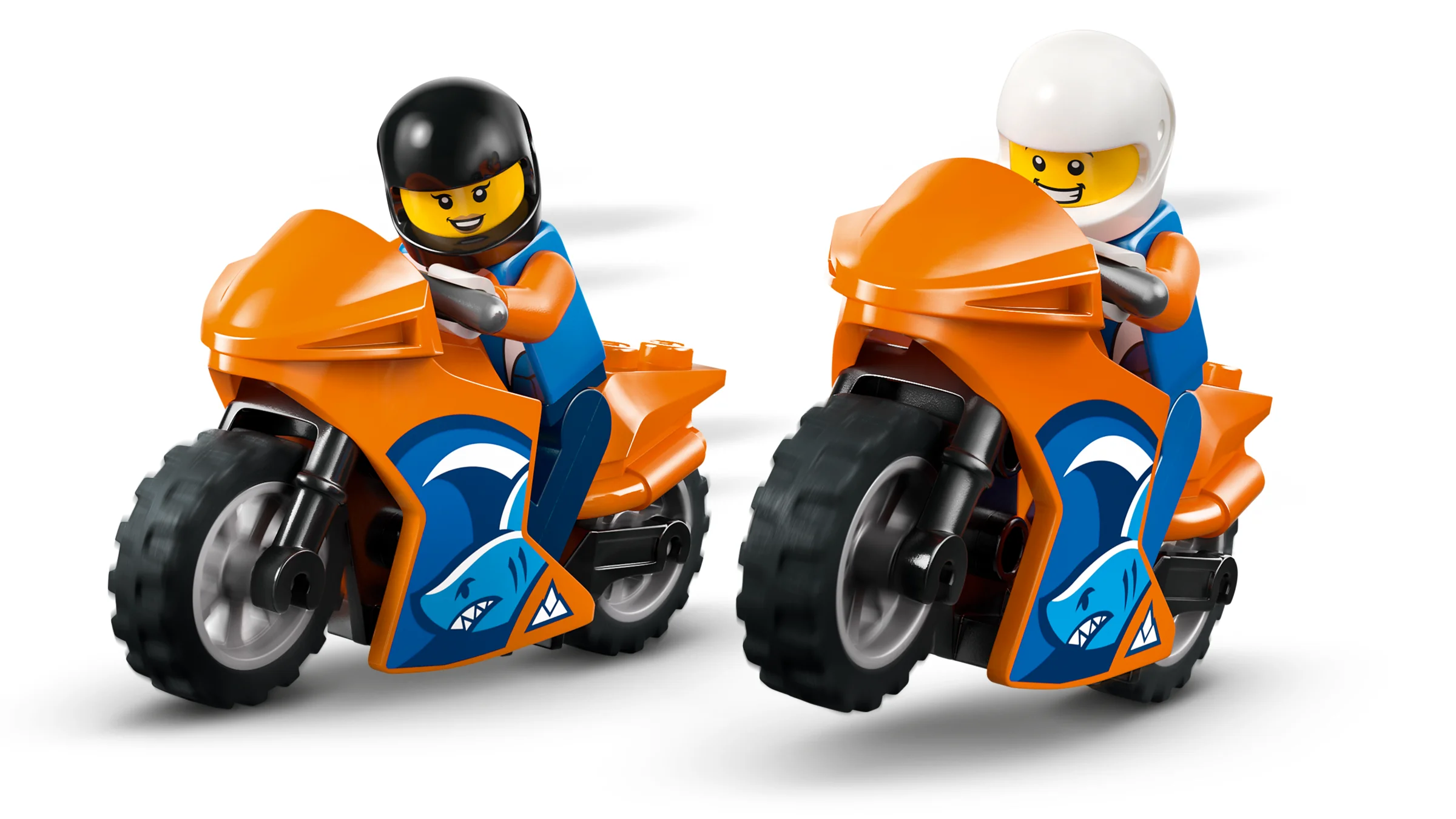 Două motociclete LEGO portocalii cu minifigurine. Design atrăgător, cu autocolant rechin.
