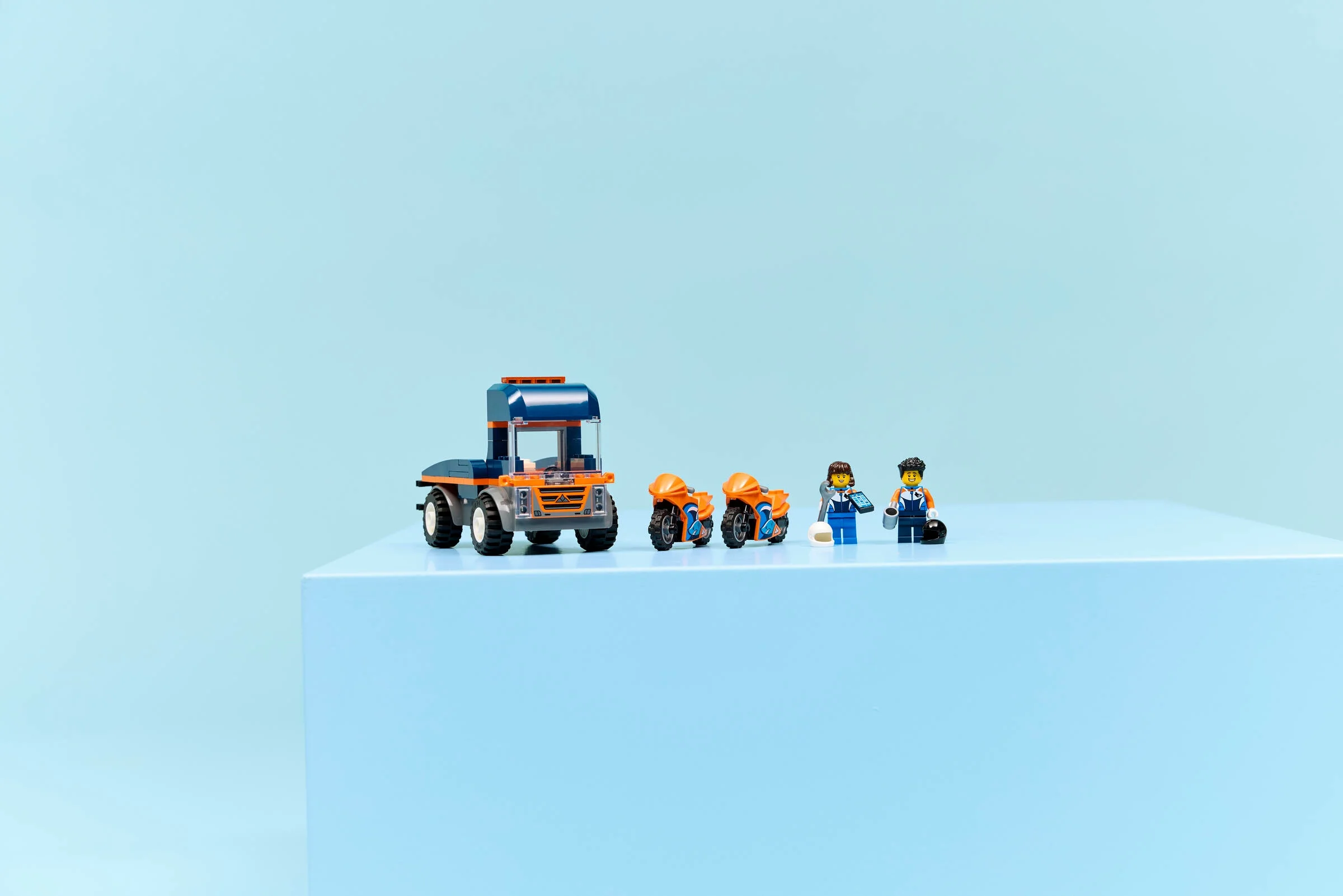 Setul LEGO City 60491 prezintă un camion și motociclete cu minifigurine.