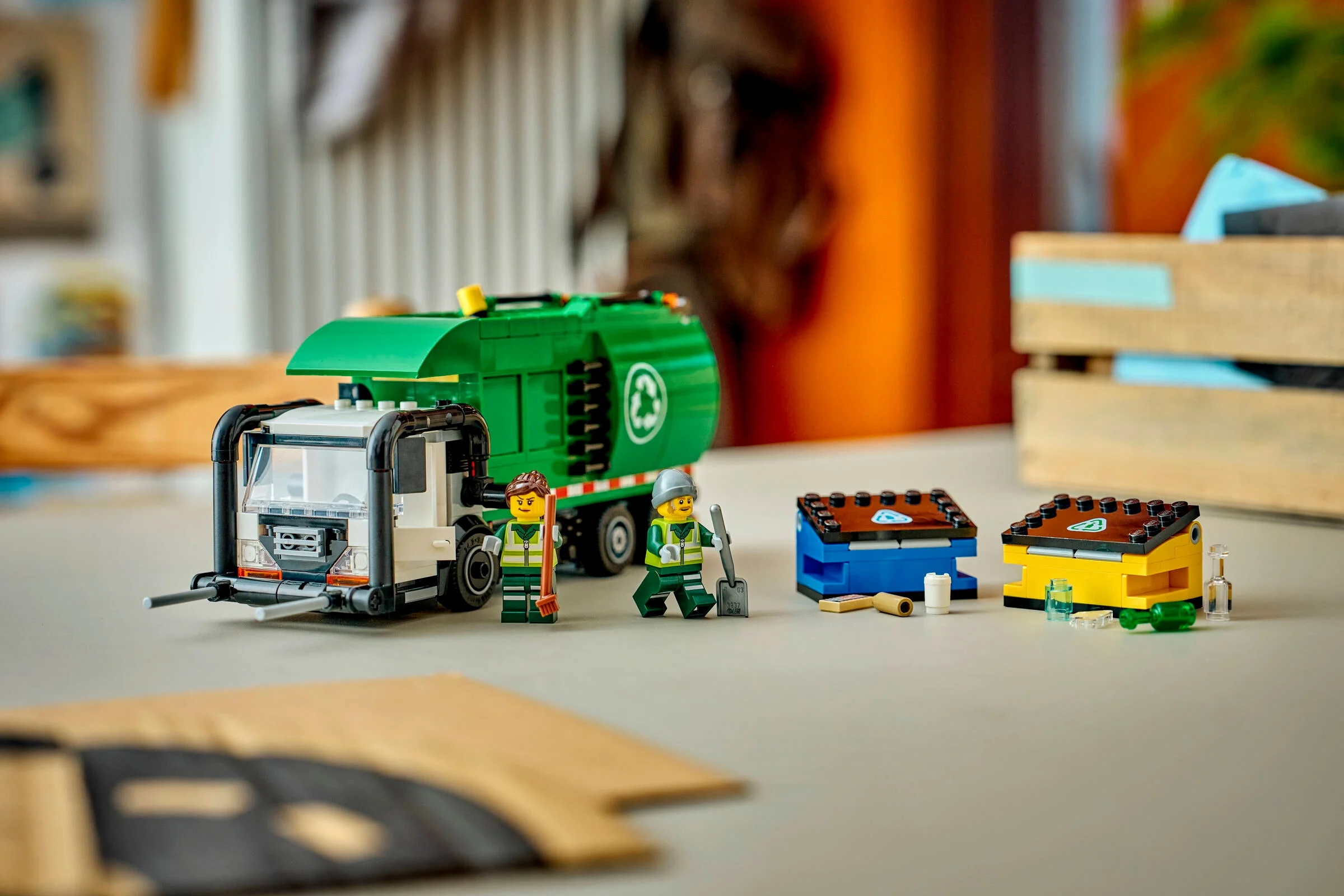 Camionul de reciclare LEGO City 60495 și cele două pubele de reciclare, cu minifigurinele aferente.