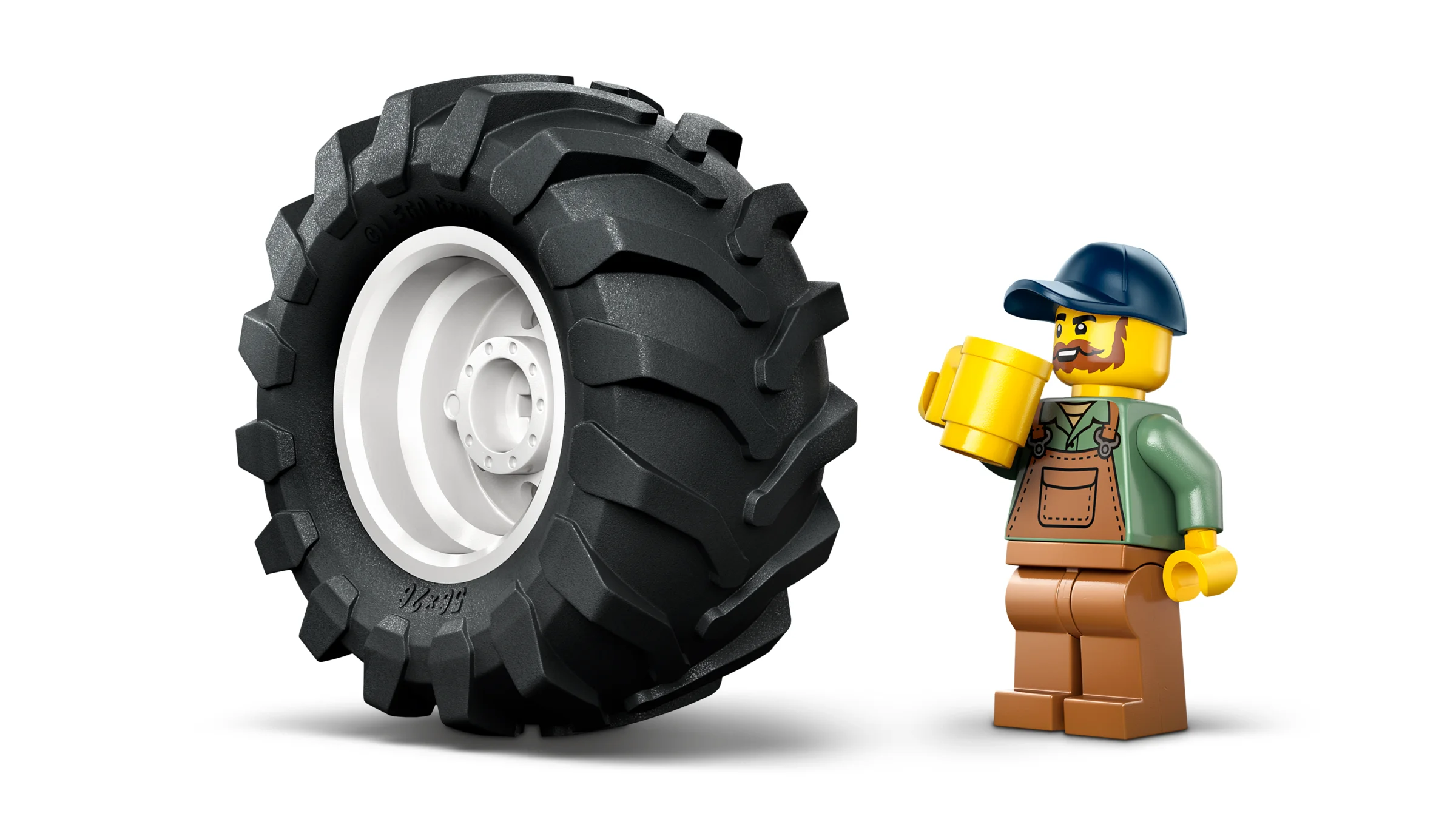 Un fermier LEGO cu o cană lângă o roată mare de tractor. Imagine detaliată, clară.