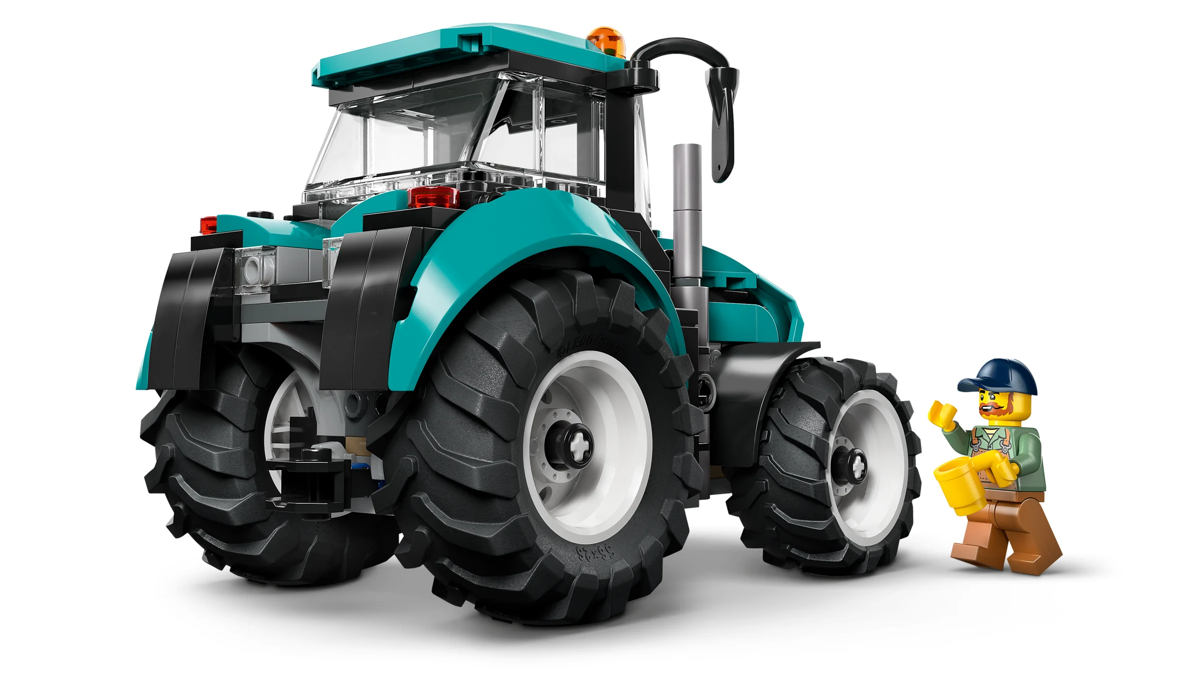 Imagine cu tractorul LEGO 60498 și minifigurina fermierului, pe fundal alb. Detalii clare și culori vibrante.
