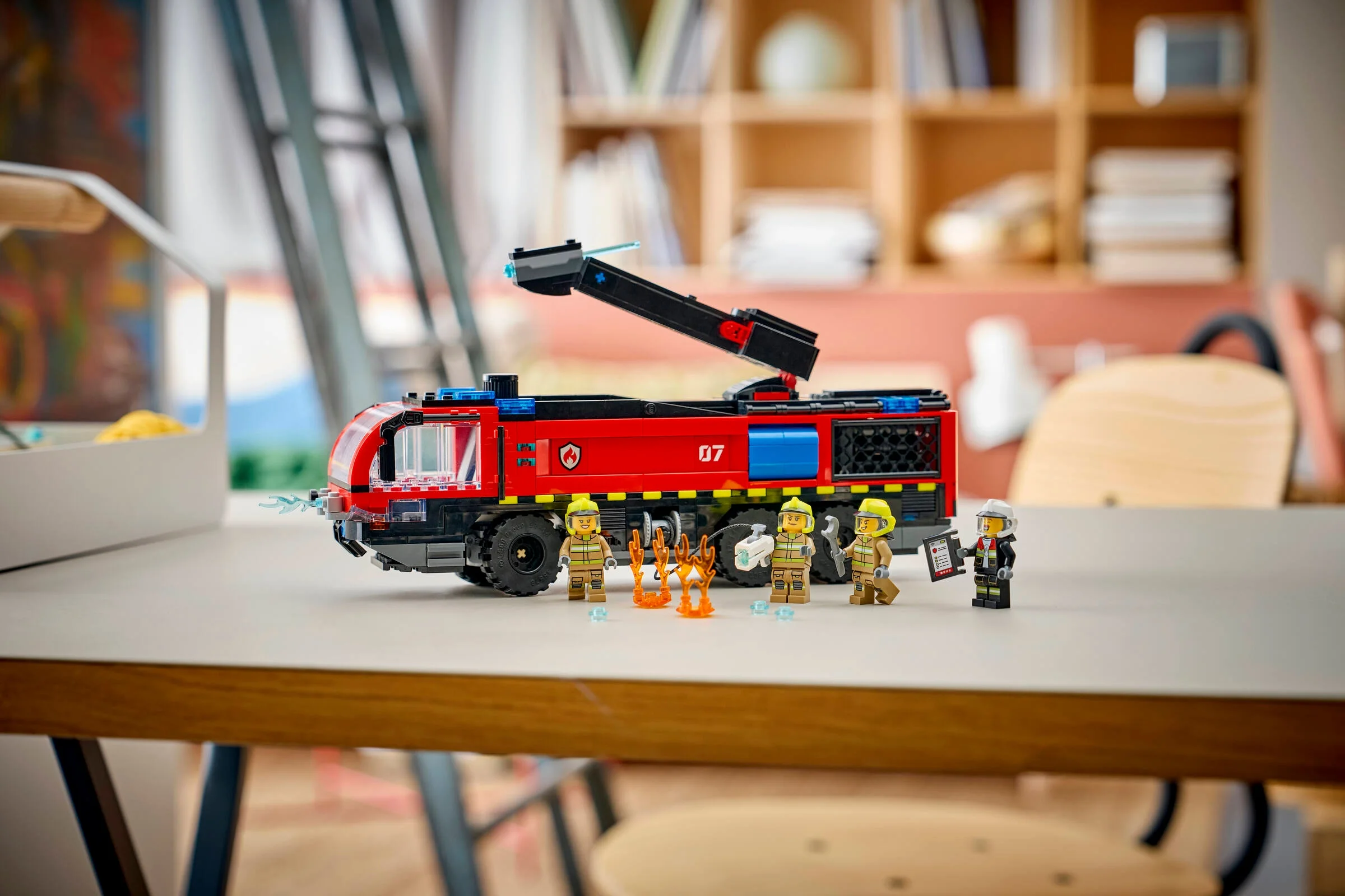 Camion de pompieri aeroportuar LEGO City 60499 și minifigurinele pompieri. Pompierii sting un incendiu.