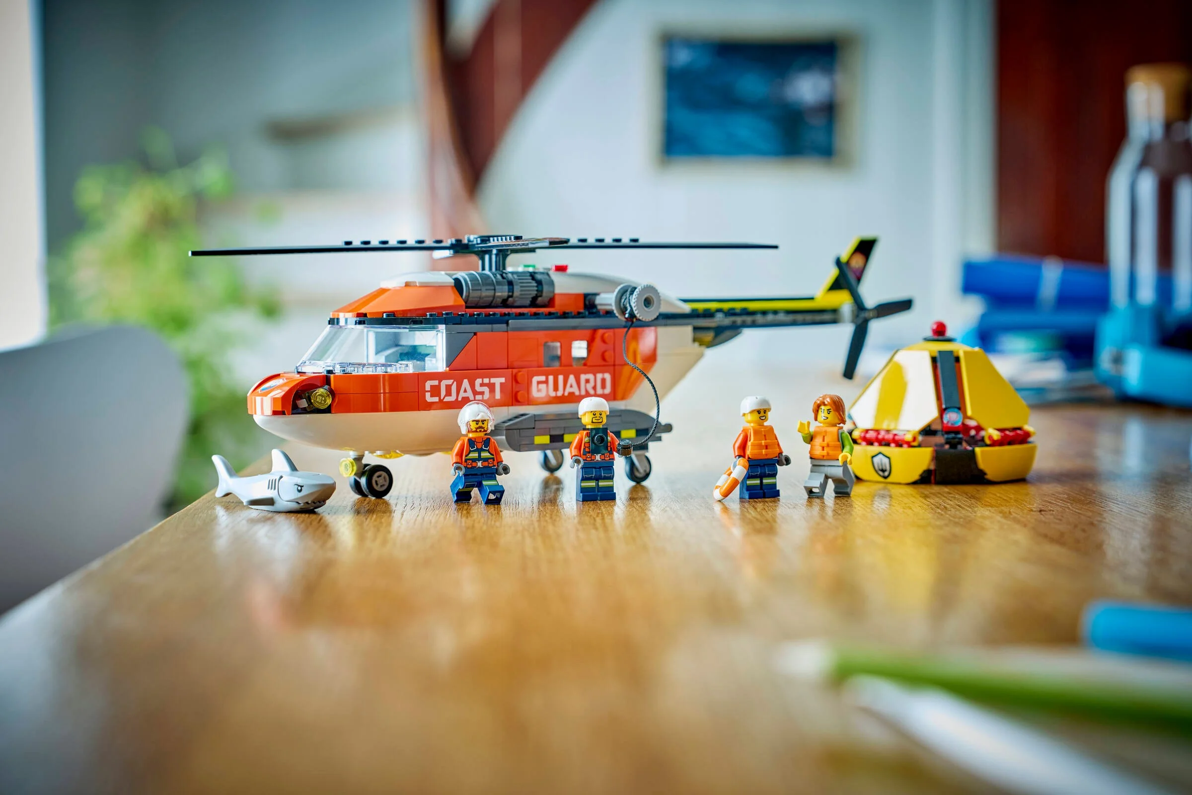 Setul LEGO City 60503 cu elicopterul gărzii de coastă și minifigurinele sale.