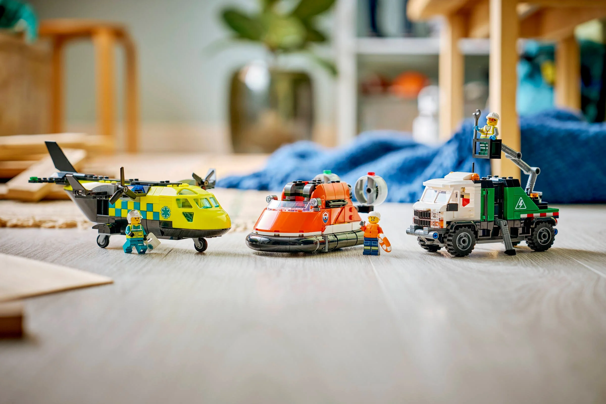 Set LEGO City 60505 cu avion, camion de service și hovercraft, prezentate împreună cu figurinele.