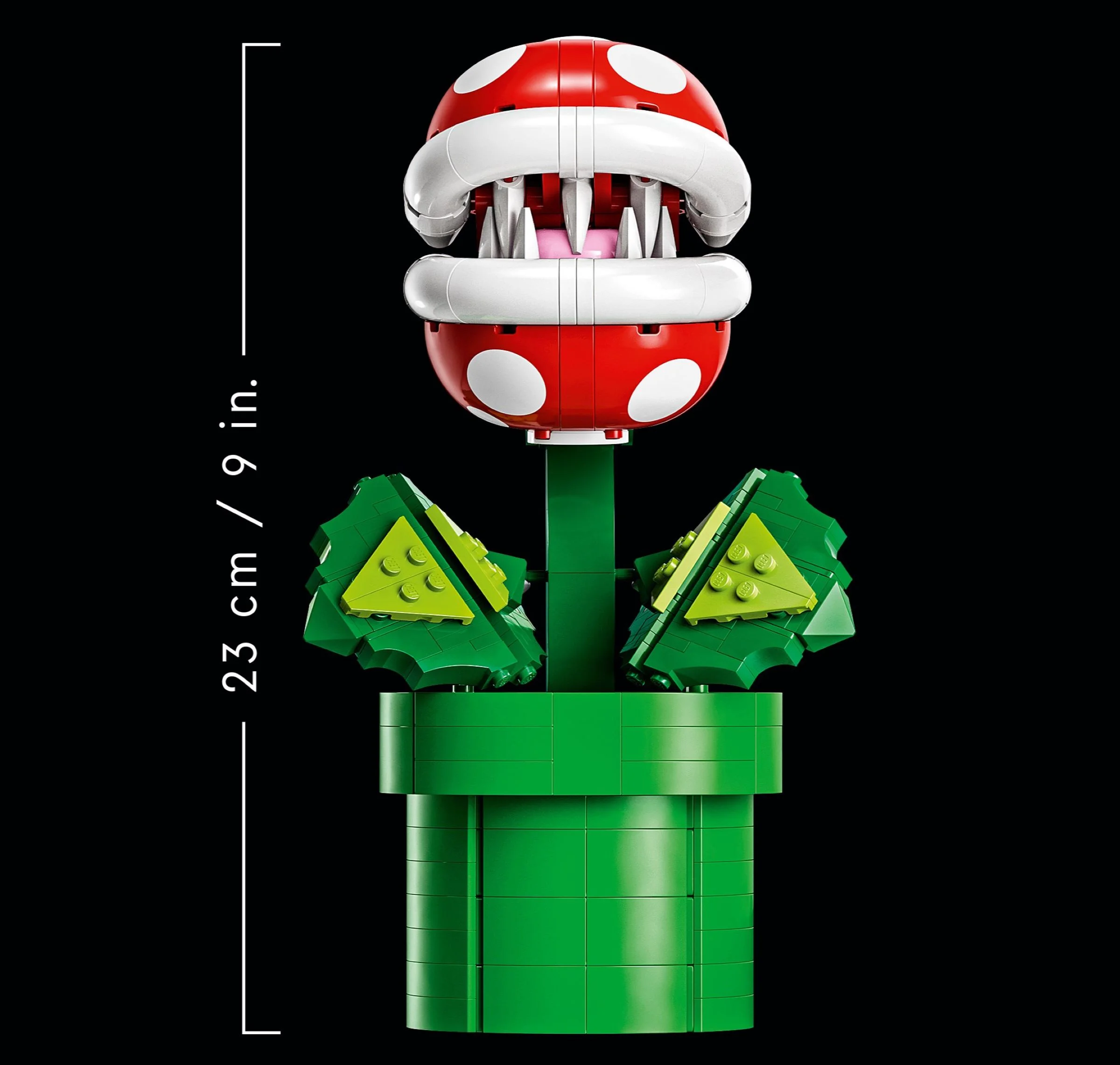 O imagine frontală a plantei Piranha LEGO, model finalizat. Are 23 cm înălțime.