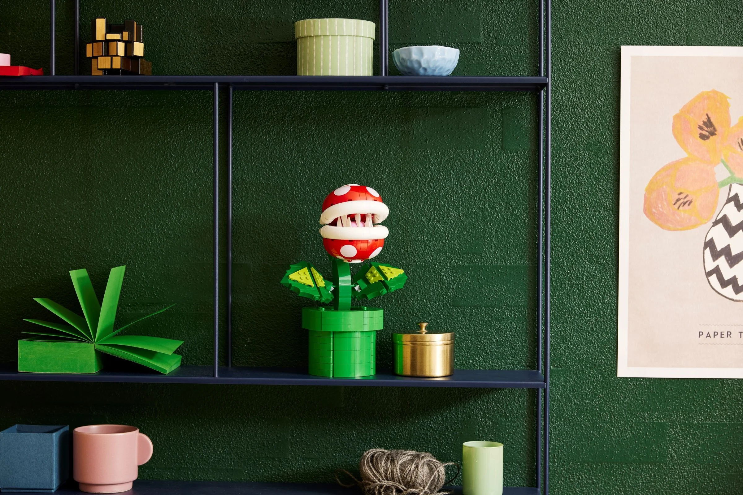 Piranha Plant LEGO 71426 expusă pe o etajeră, model finisat.