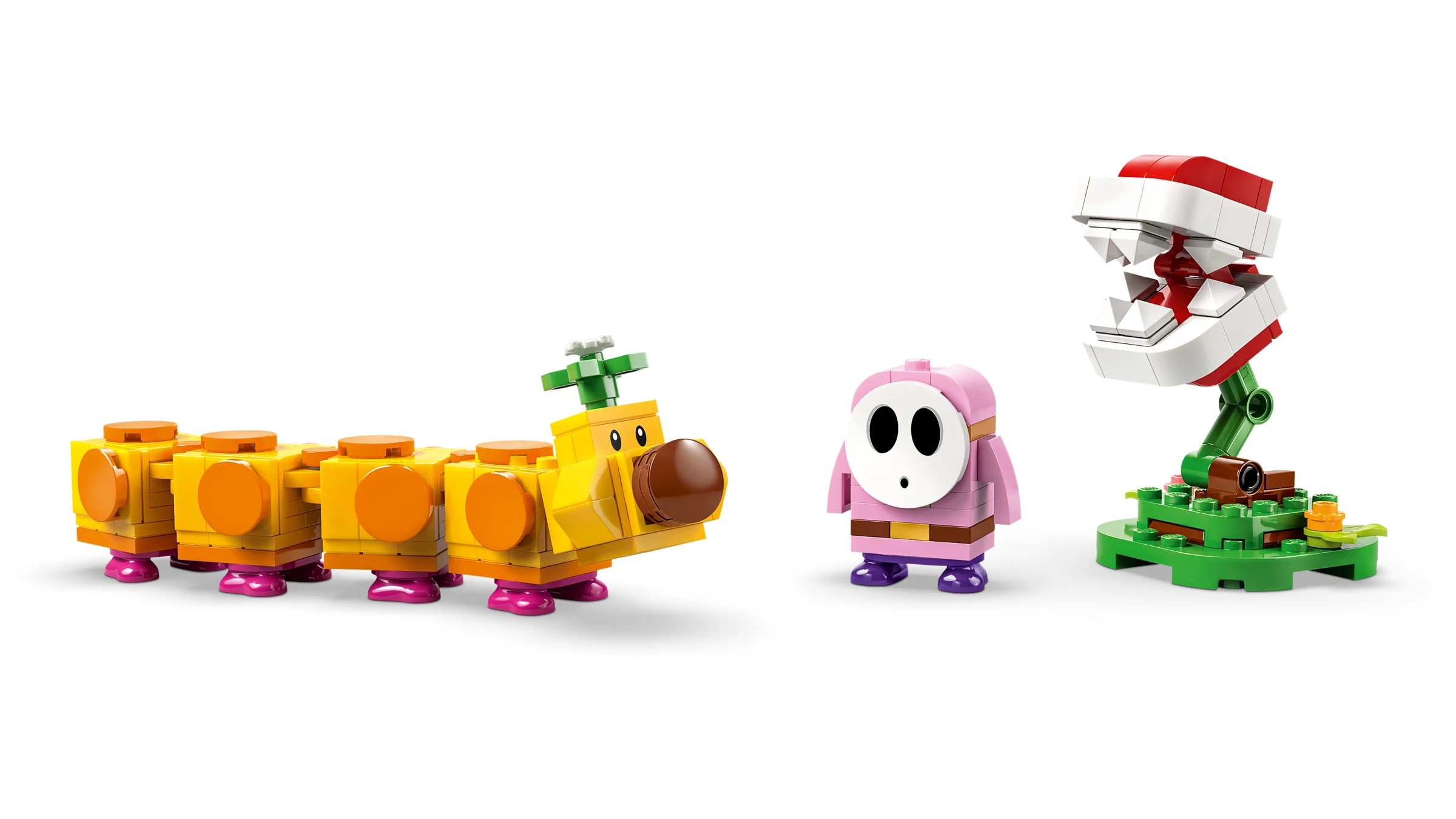 Setul include o omidă, un Shy Guy roz și o plantă Piranha, toate construite din cărămizi LEGO.