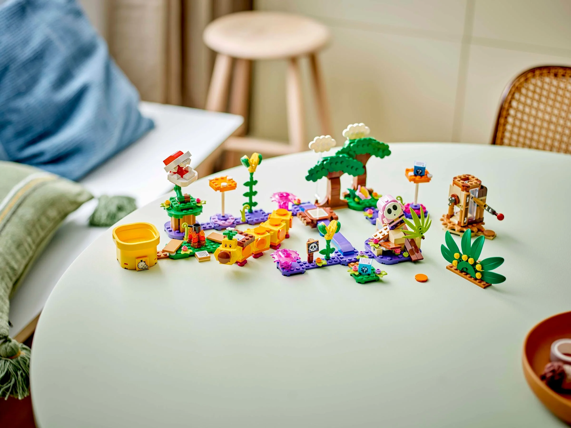 Setul LEGO Super Mario 71434, cu o scenă detaliată din junglă, colorată și plină de elemente interactive.
