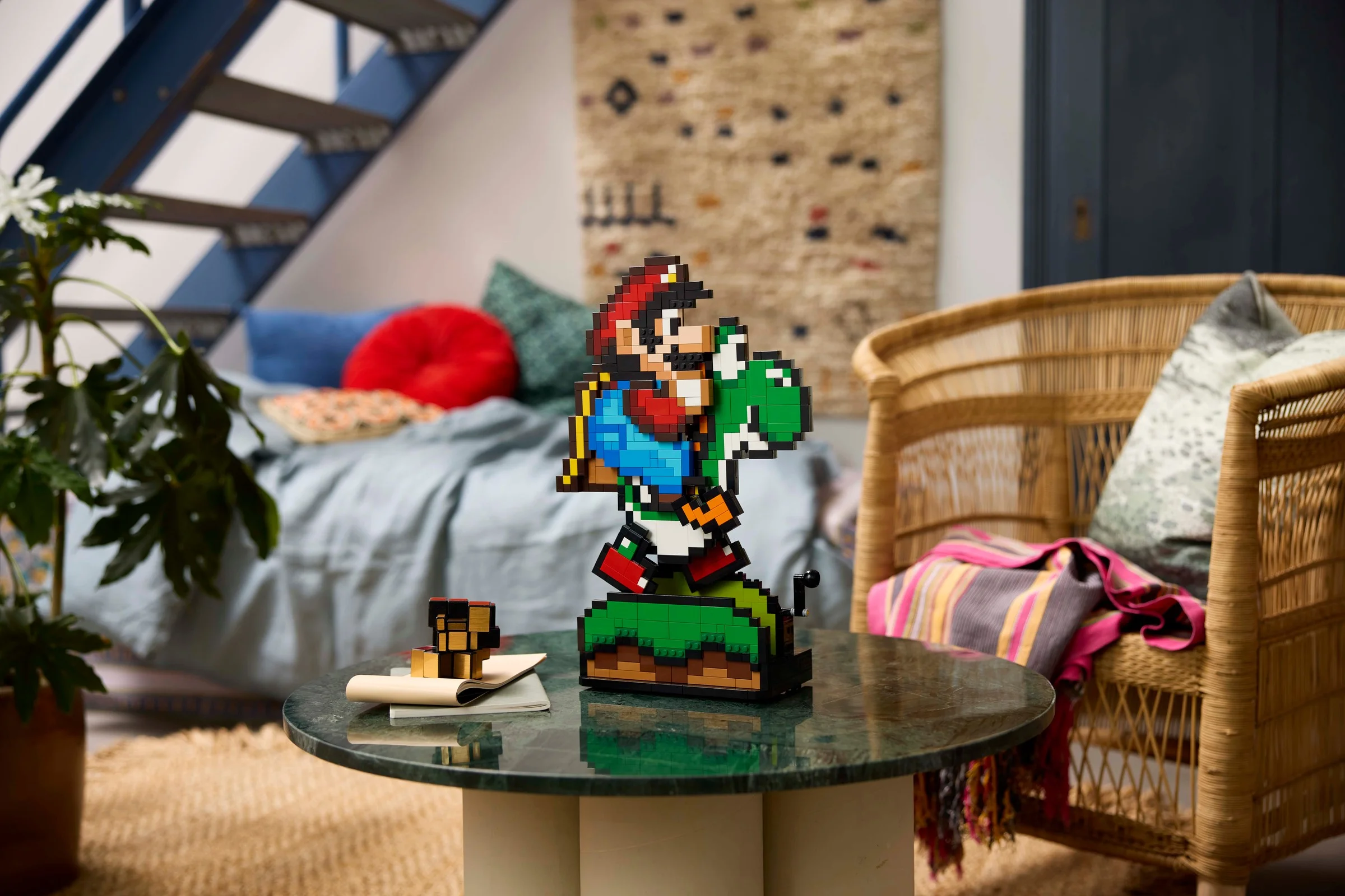 Imagine cu Mario și Yoshi construiți din LEGO, prezentând detaliile pixelate ale personajelor.