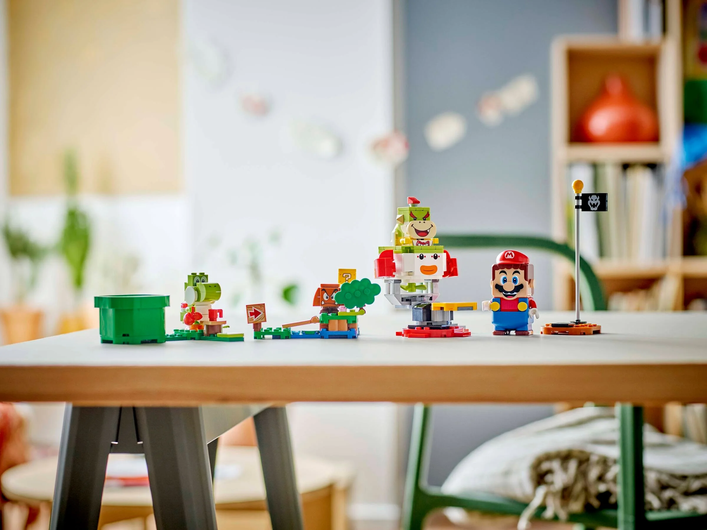 Setul LEGO Mario cu Mario interactiv, Bowser Jr. și alte elemente colorate.