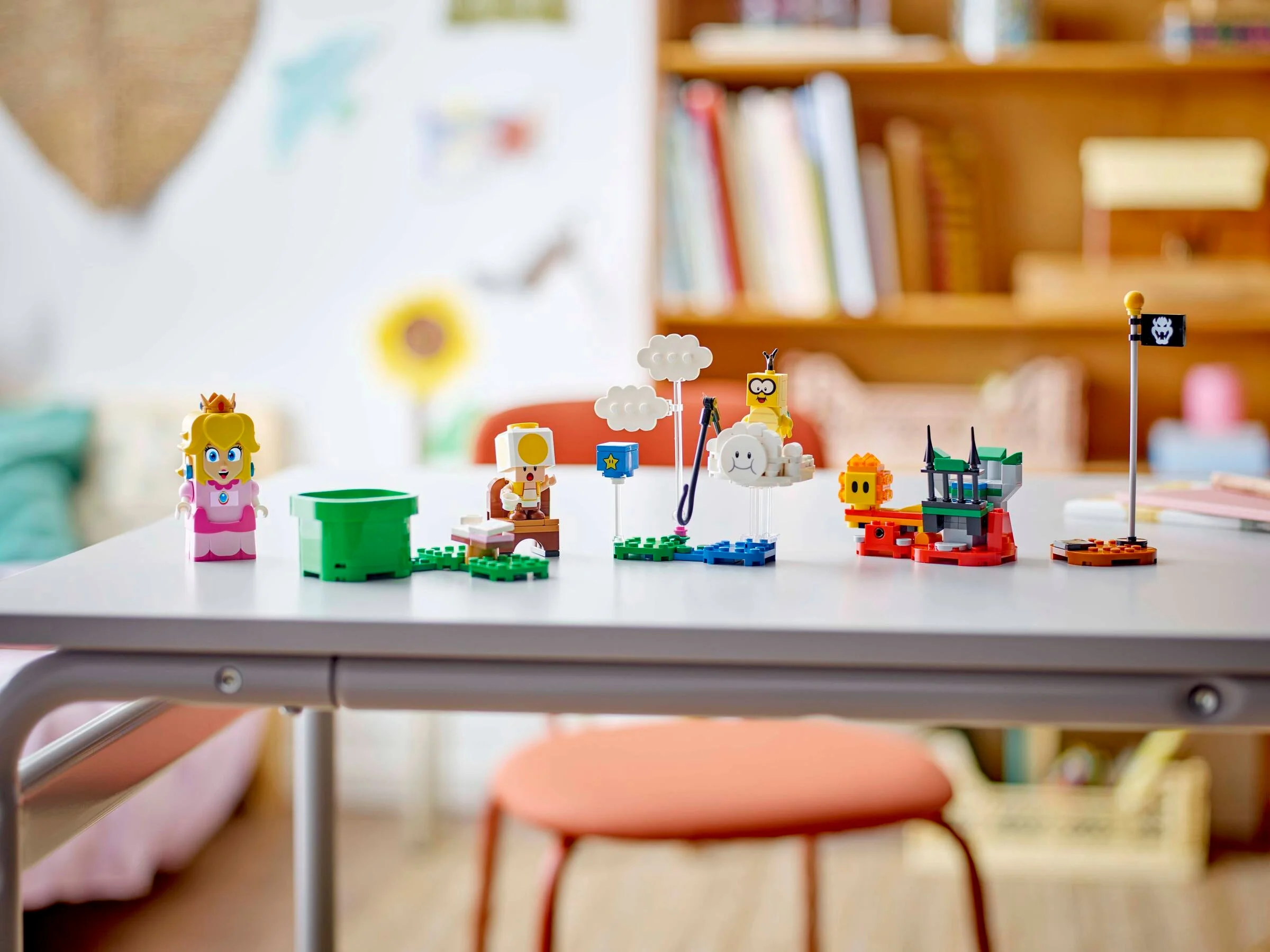 Set LEGO cu Peach interactivă și diverse elemente din universul Super Mario.