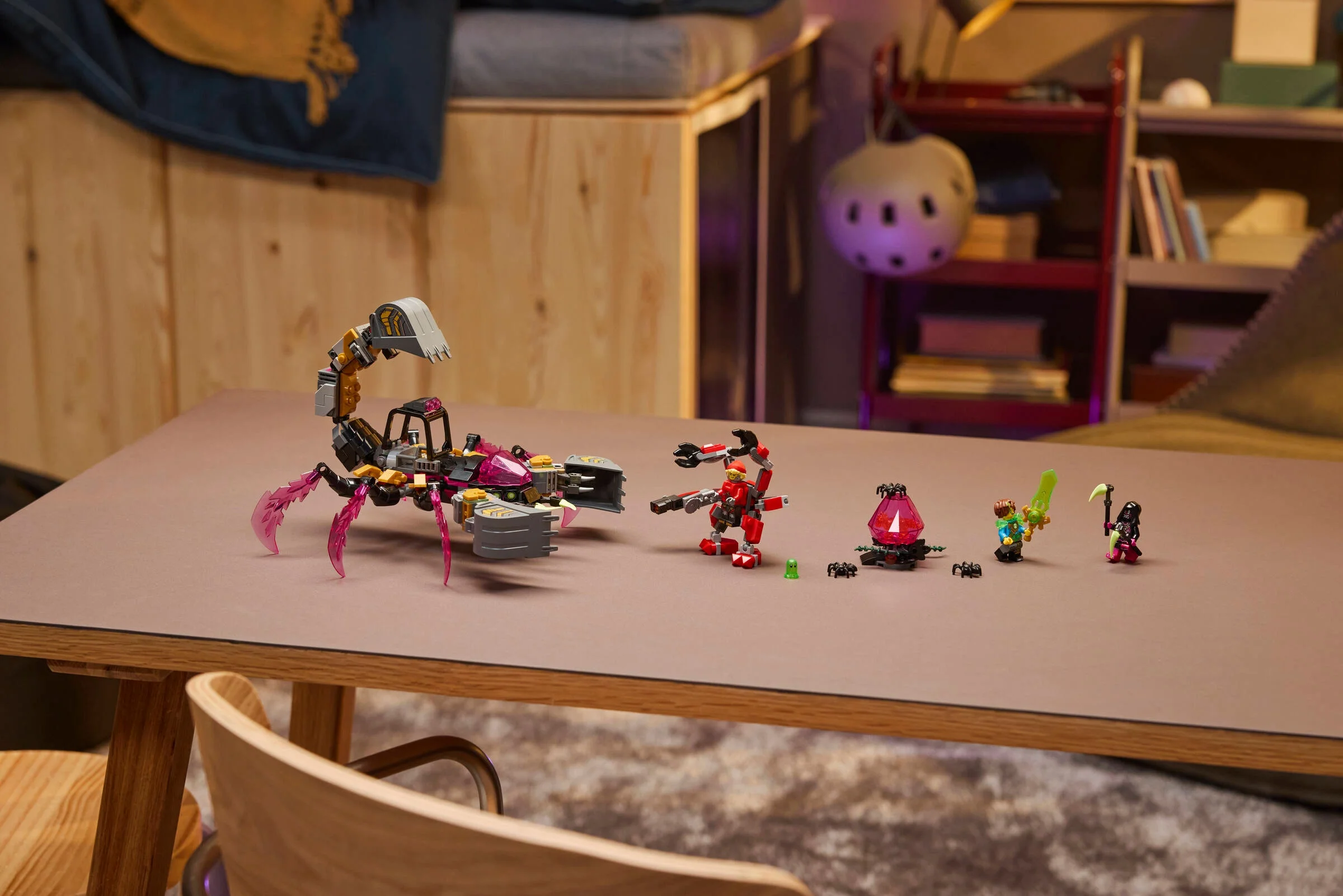 Imagine cu setul LEGO Dreamzzz 71513, incluzând scorpionul, robotul și minifigurinele pe o masă.
