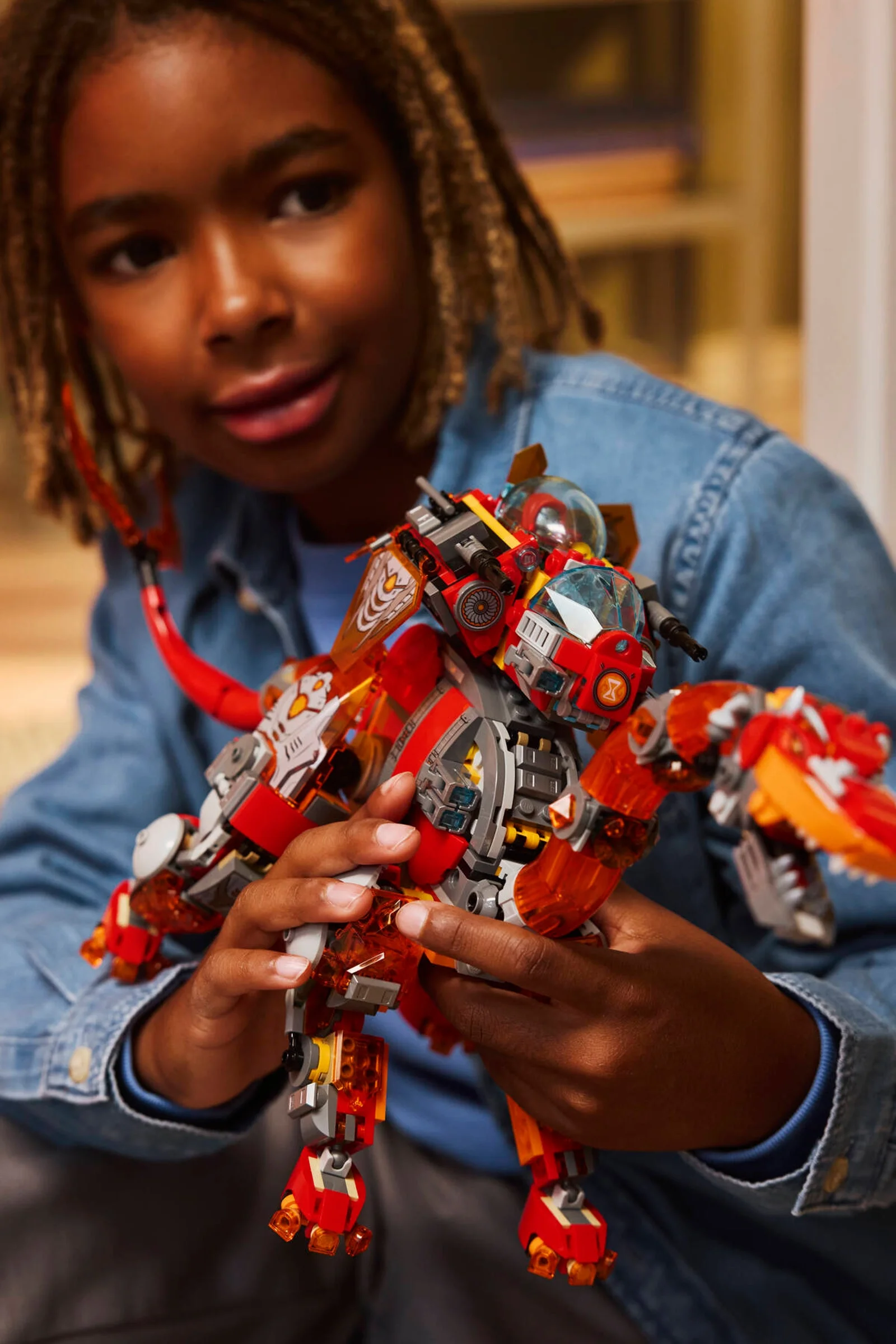 Un copil ține în mâini Dino Jet-ul LEGO DREAMZzz, focalizat pe detaliile modelului.