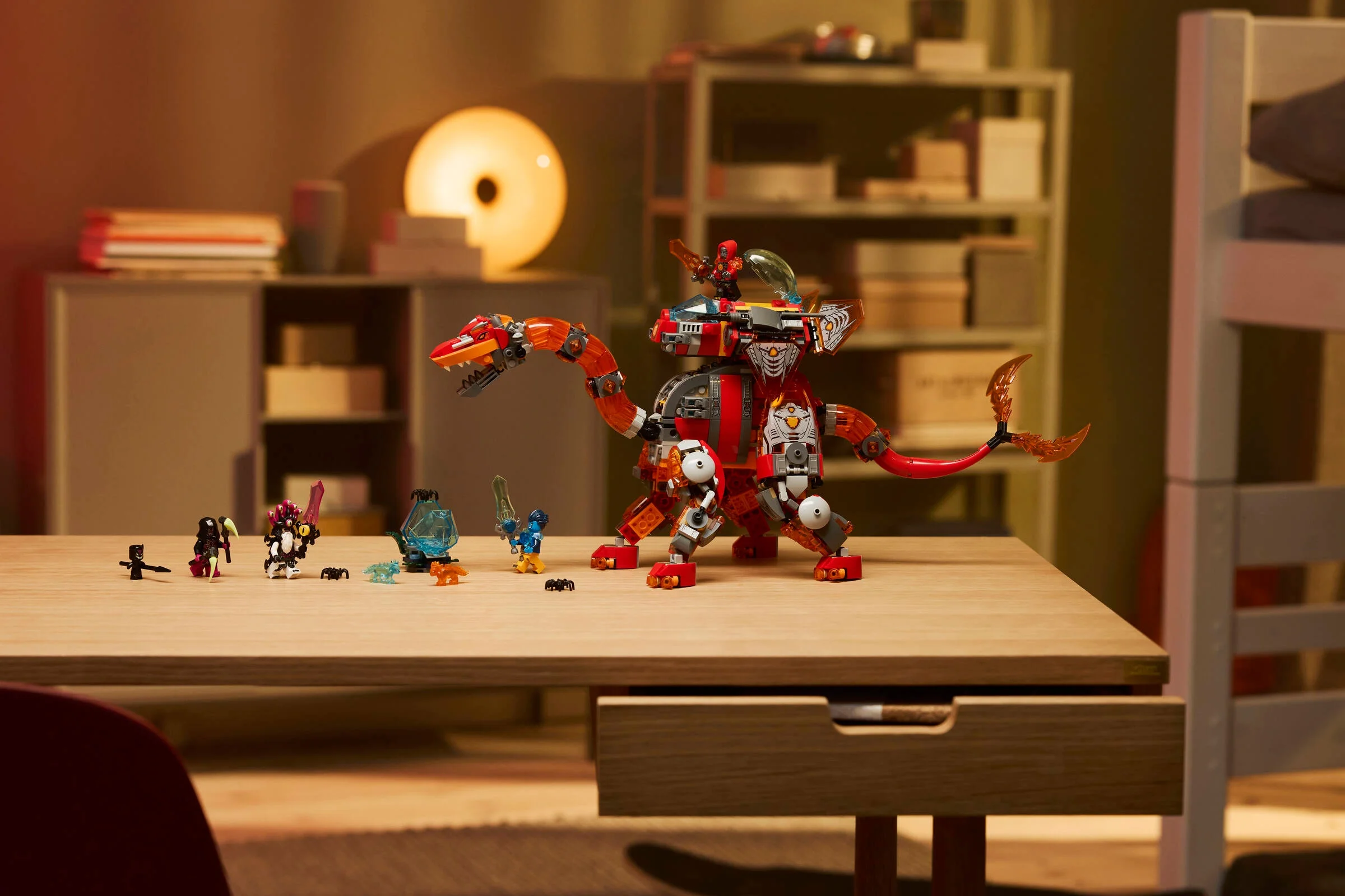 Dinozaurul-avion LEGO Dreamzzz 71454 și minifigurinele pe o masă de lemn.