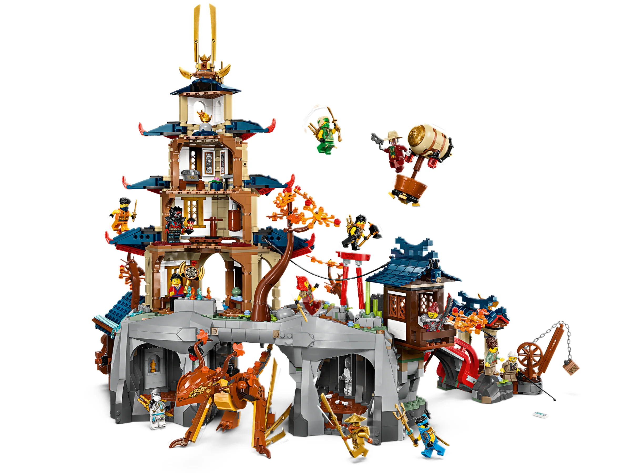 Imagine cu setul LEGO 71814, Templul Orașului Turneului. Multe minifigurine și detalii arhitecturale.